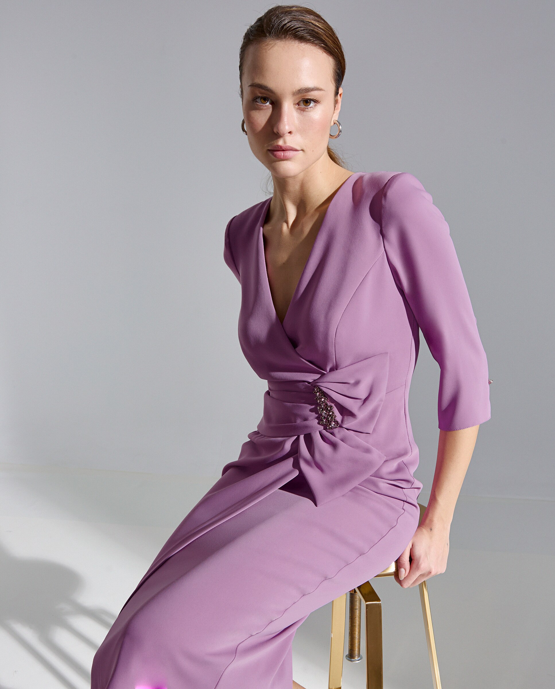 Vestido Curto com Saia Lápis e Corpo Envolvente e Manga 3/4 e Decote em V Rosa-pastel-3