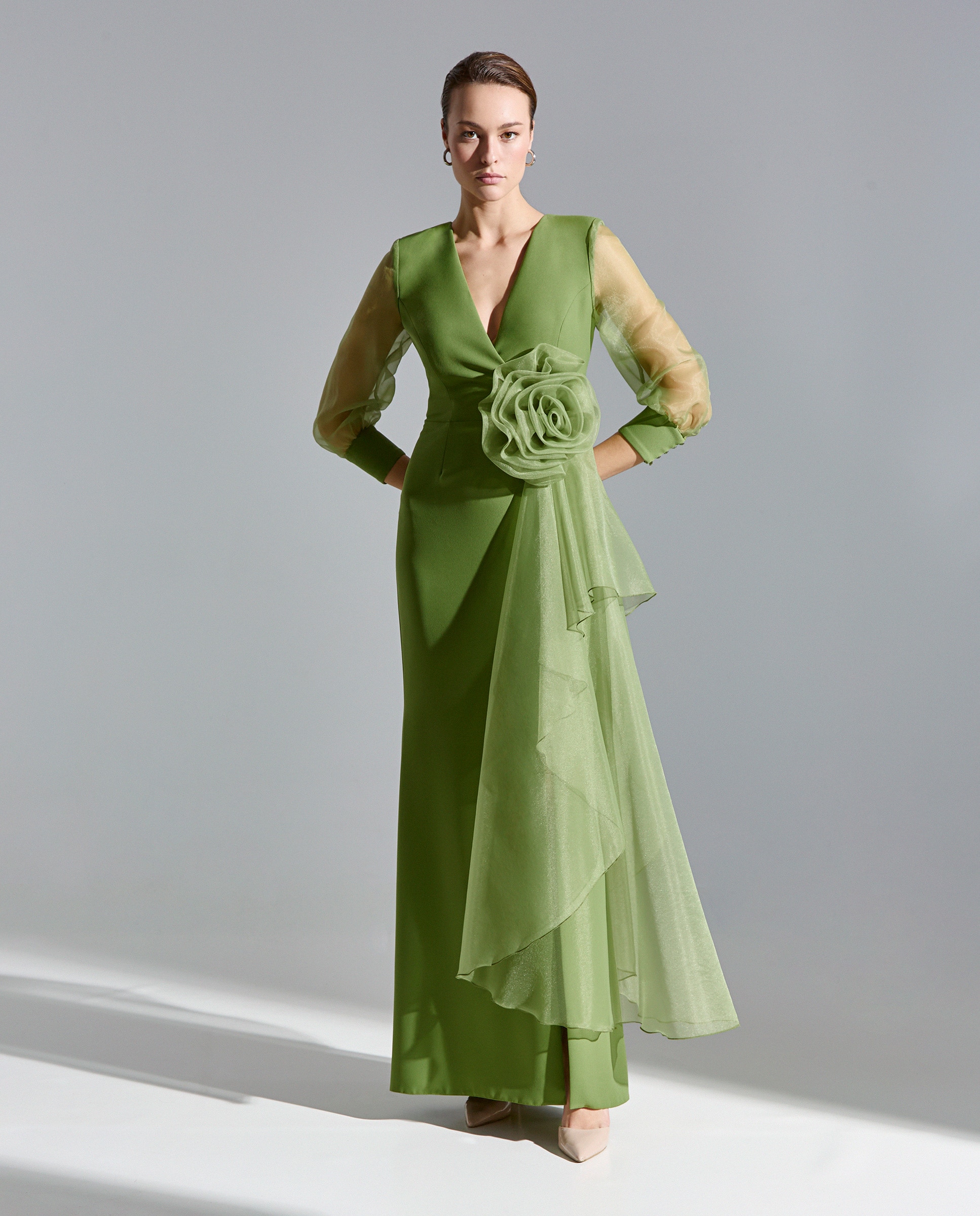 Imagem 0 de Vestido Comprido Sereia com Flor e com Decote em V e Abertura na Perna e Mangas Camiseiras