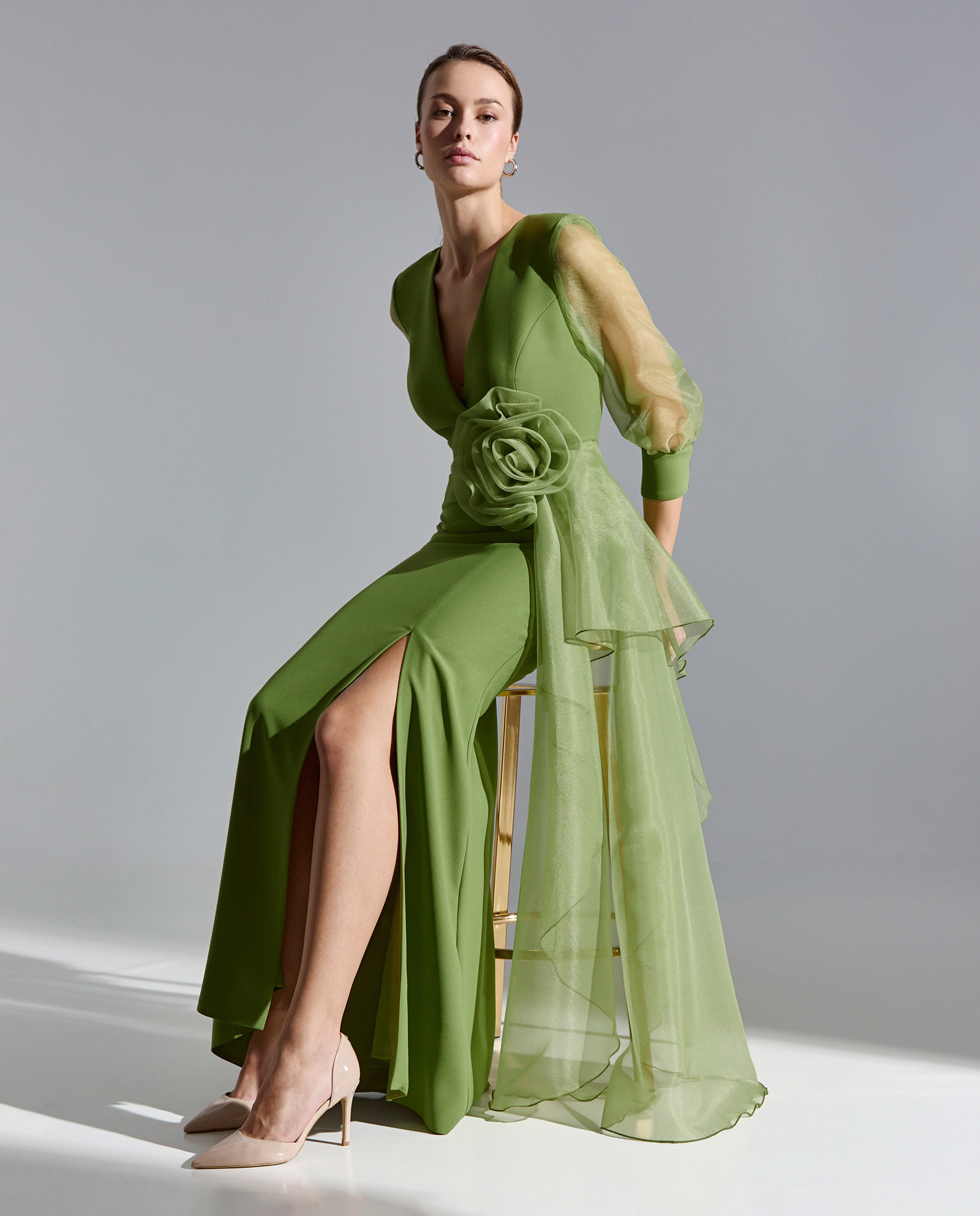 Vestido Comprido Sirena com Flor e com Decote em V e Abertura na Perna e Mangas Camiseiras Verde-3