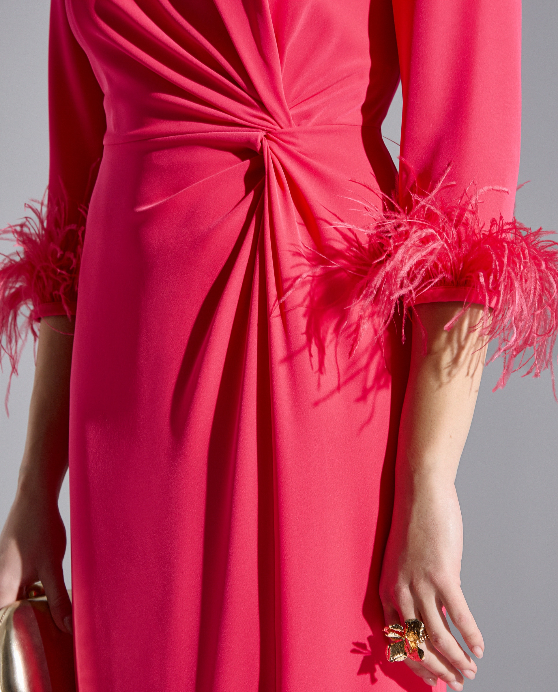 Vestido Comprido com Punho de Plumas e Saia a Direito e Abertura na Parte Frontal e com Decote Redondo e Ombreiras e Mangas 3/4 Coral-3