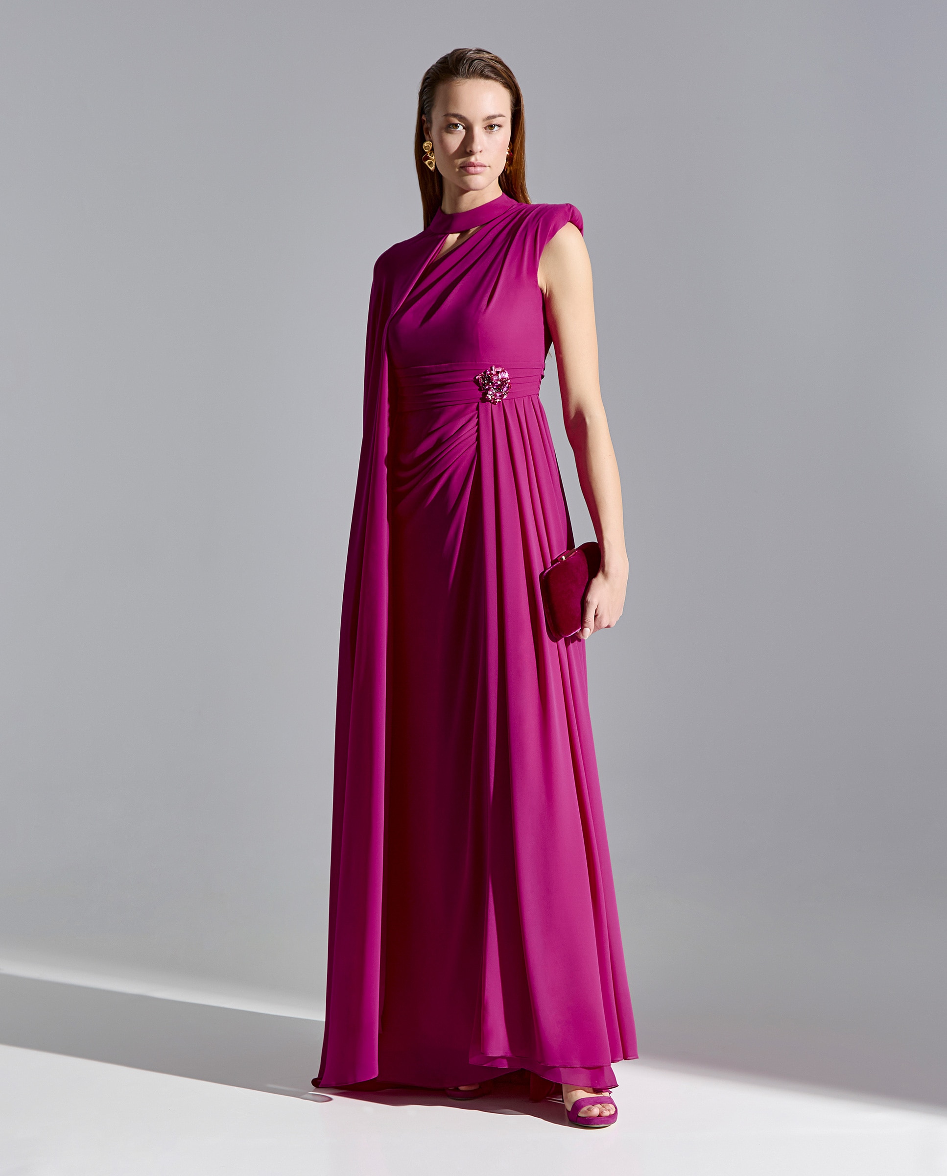 Imagem 0 de Vestido Comprido Sirena com Decote Assimétrico, Capa Comprida e Detalhe em Cristal