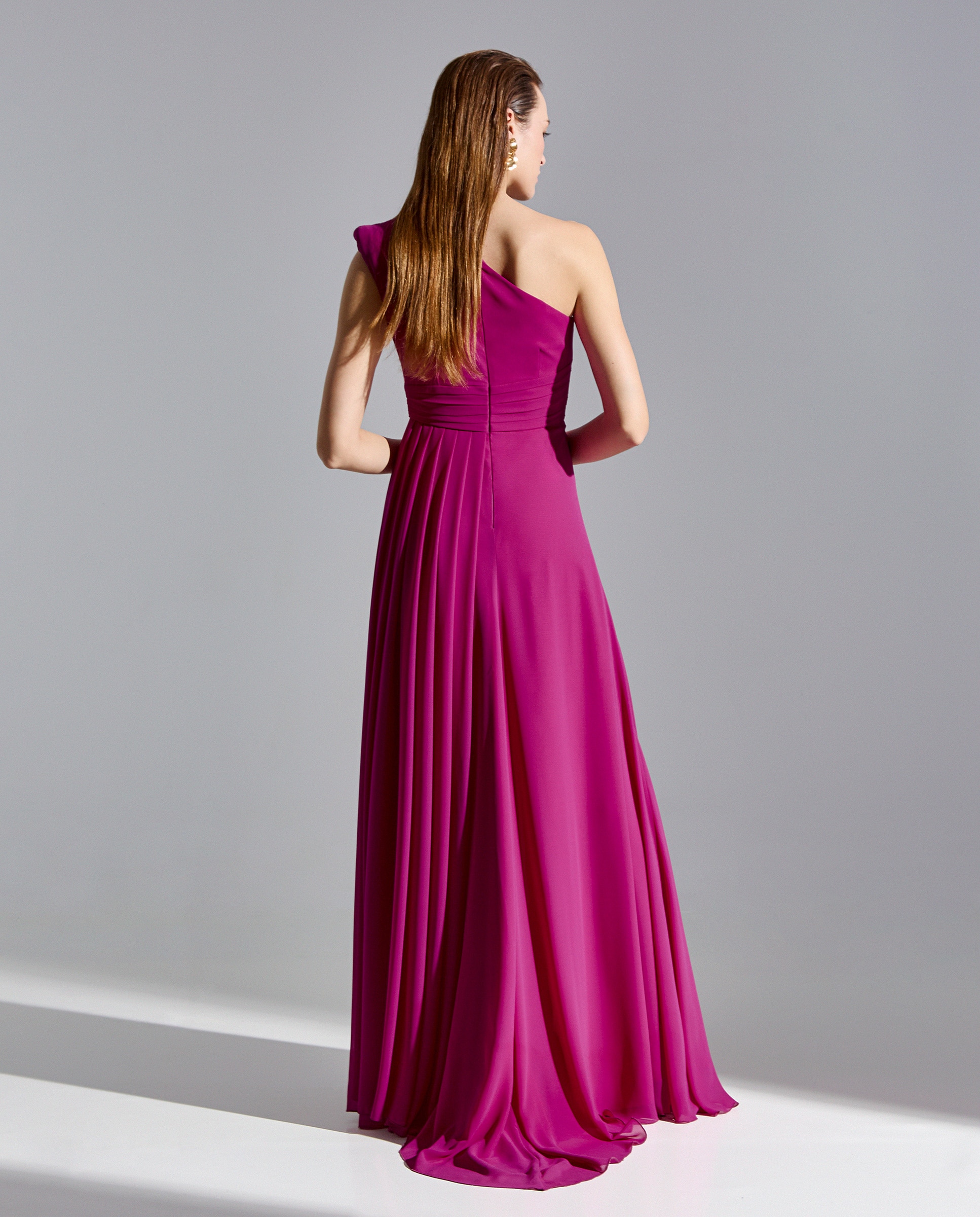 Vestido Comprido Sirena com Decote Assimétrico, Capa Comprida e Detalhe em Cristal Fúcsia-2