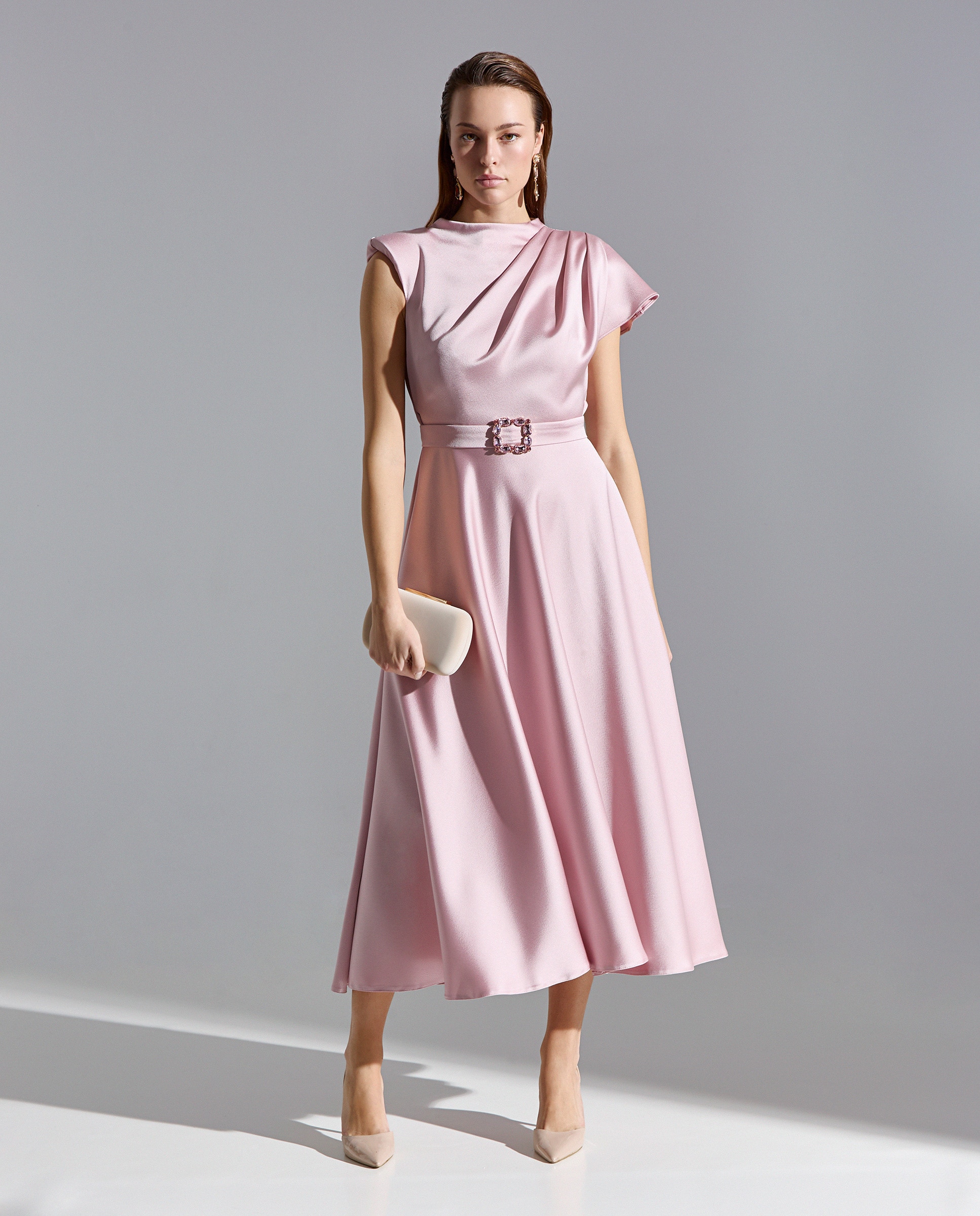 Imagem 0 de Vestido Midi com Assimetria Dos Ombros, Manga Japonesa e Cinto com Fivela