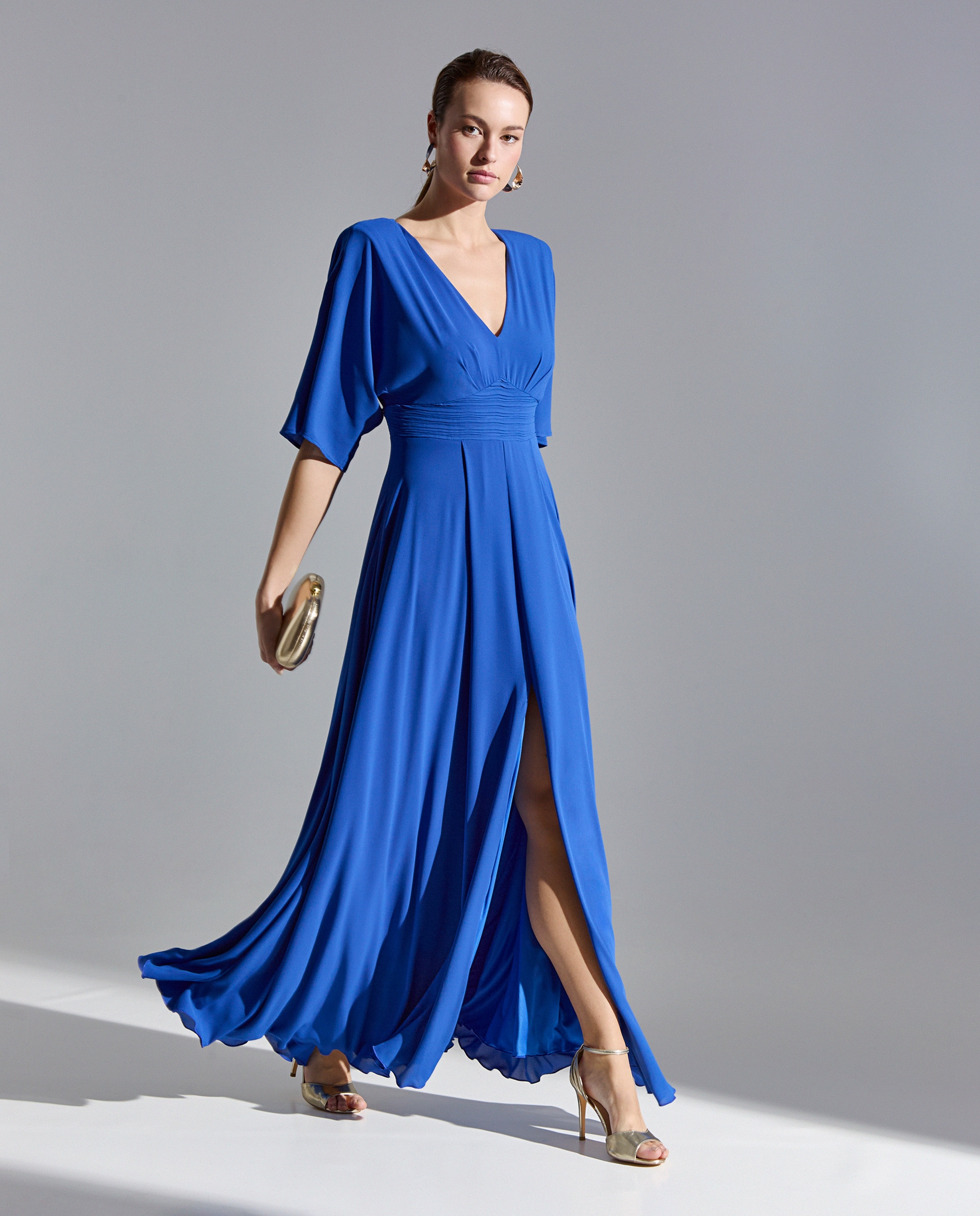 Imagem 0 de Vestido Comprido com Saia de Capa e Mangas Morcego e Cintura Plissada