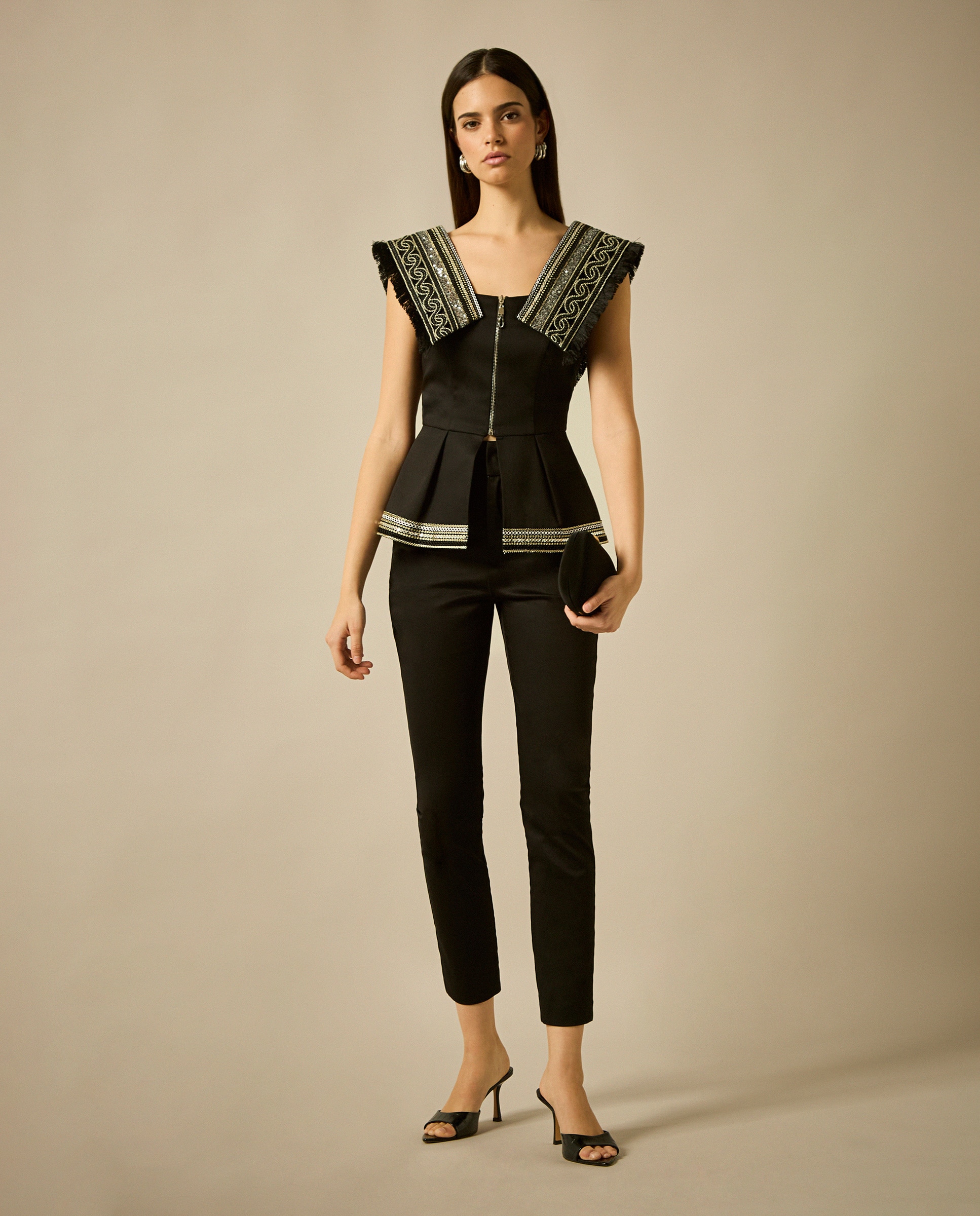 Imagem 0 de Top com Peplum e Lapelas Bordadas