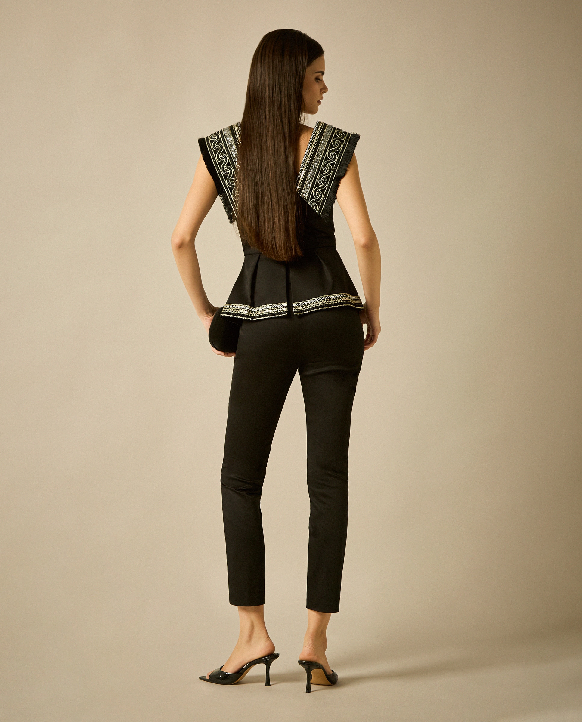 Top com Peplum e Lapelas Bordadas Preto-2
