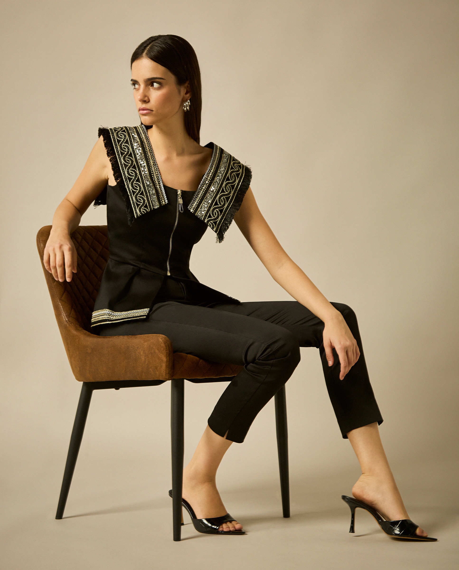 Top com Peplum e Lapelas Bordadas Preto-3