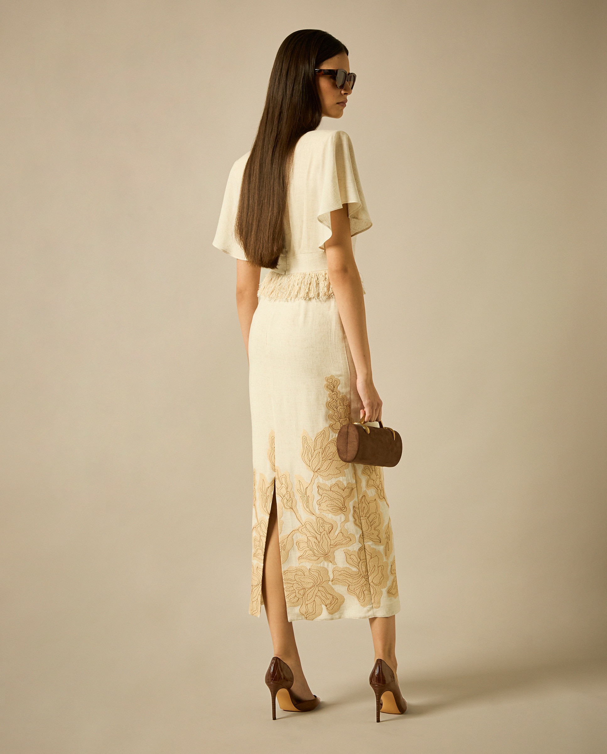 Vestido Midi com Manga Anjo e Franjas na Cintura e Tira Decorativa Bordada na Bainha Da Saia Bege-2