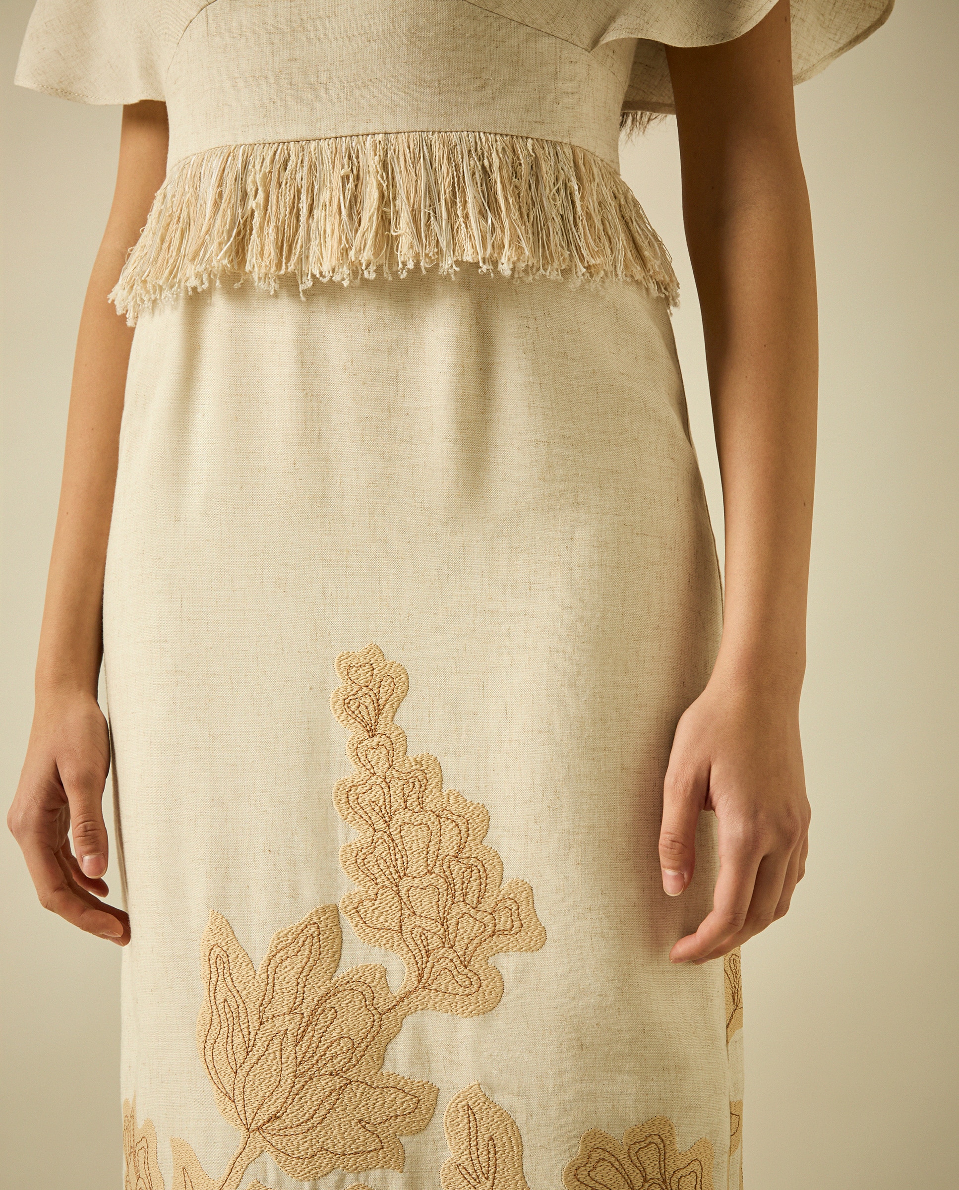 Vestido Midi com Manga Anjo e Franjas na Cintura e Tira Decorativa Bordada na Bainha Da Saia Bege-3
