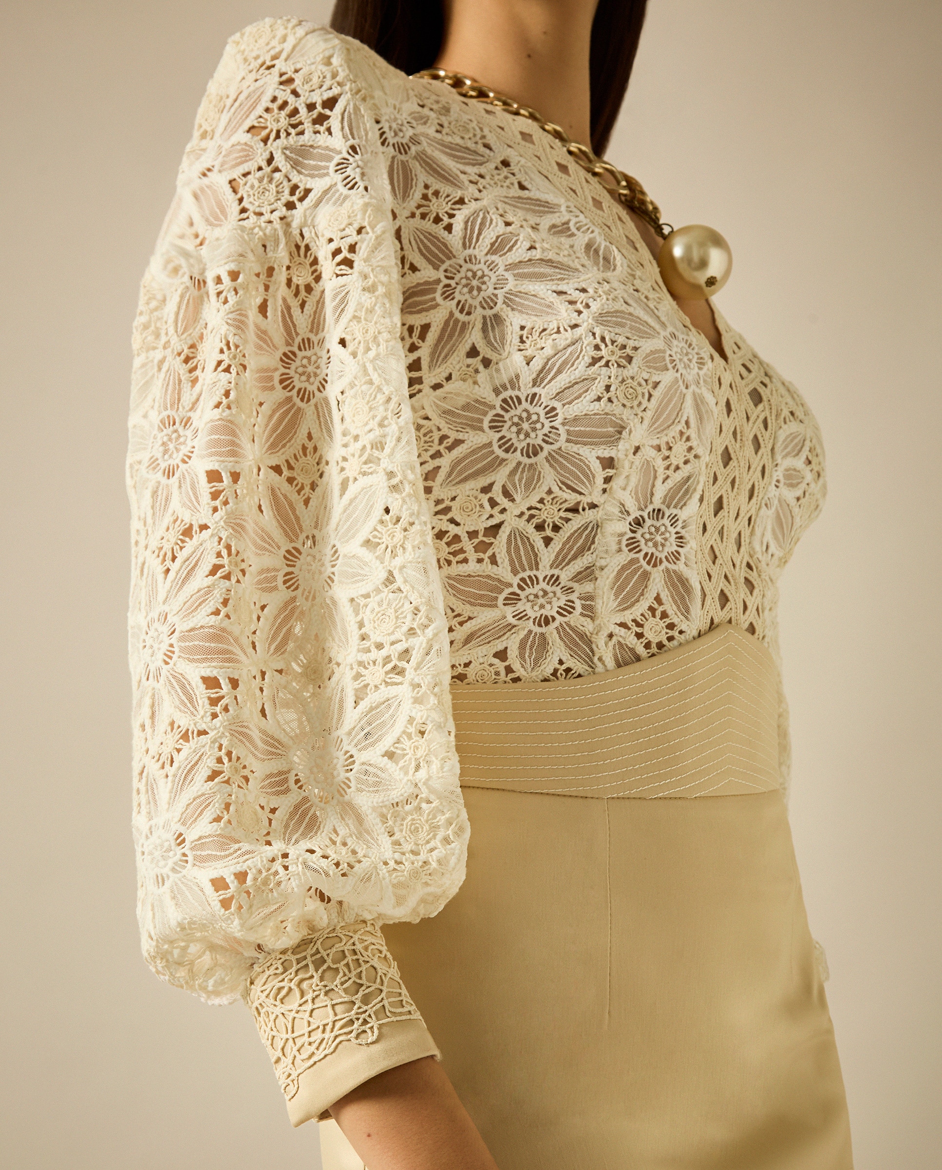 Blusa em Tule com Bordado Floral Cru-3