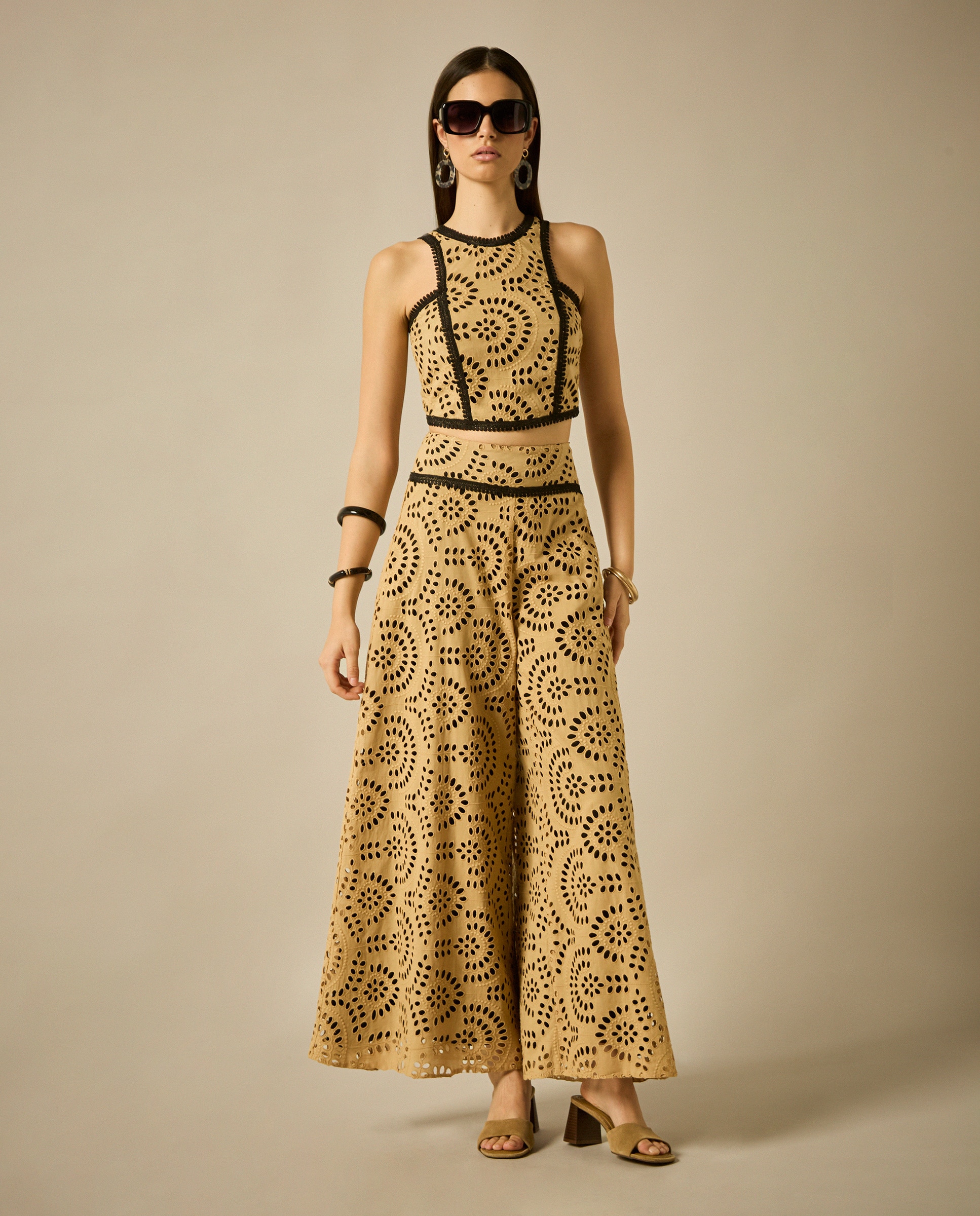 Imagem 0 de Conjunto de Top com Decote Halter e Calças Largas com Adornos de Passamanaria