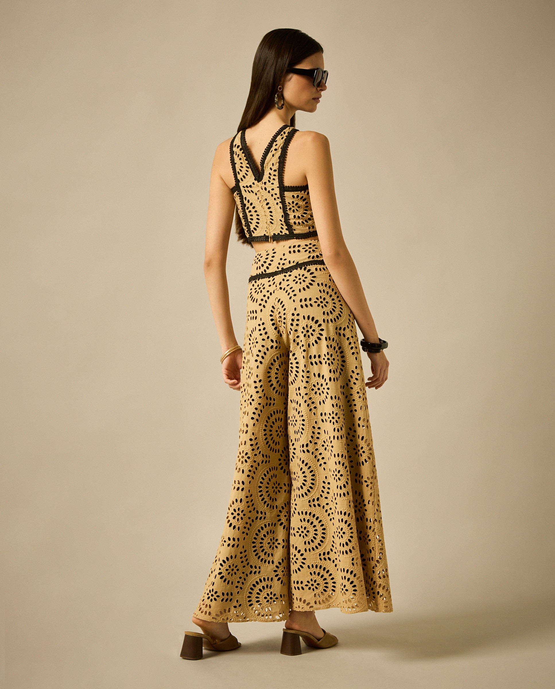 Conjunto de Top com Decote Halter e Calças Largas com Adornos de Passamanaria Camel-2