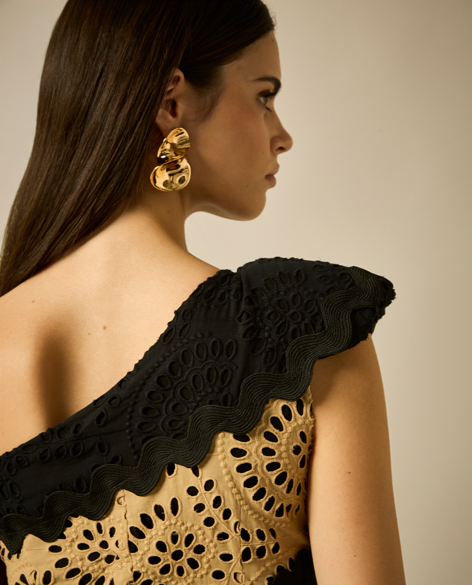 Vestido Midi Sereia com Decote Assimétrico e Passamanaria Camel-3