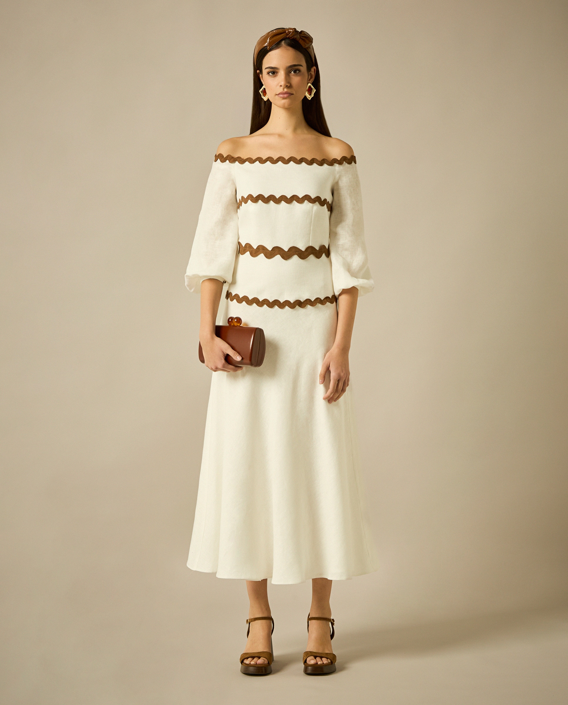 Imagem 0 de Vestido com Decote Bardot e Mangas Camiseiras e Saia Midi Ao Viés