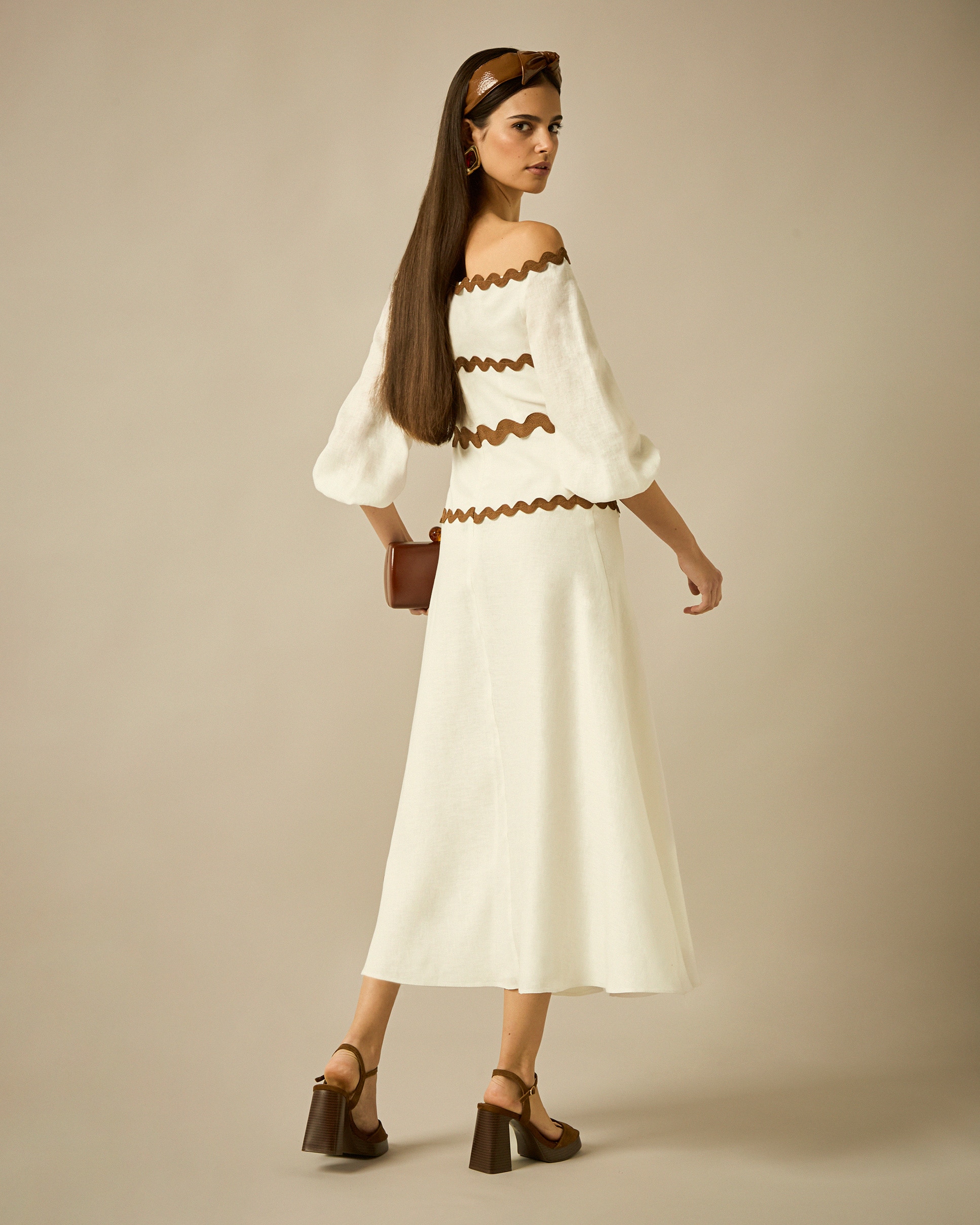 Vestido com Decote Bardot e Mangas Camiseiras e Saia Midi Ao Viés Cru-2