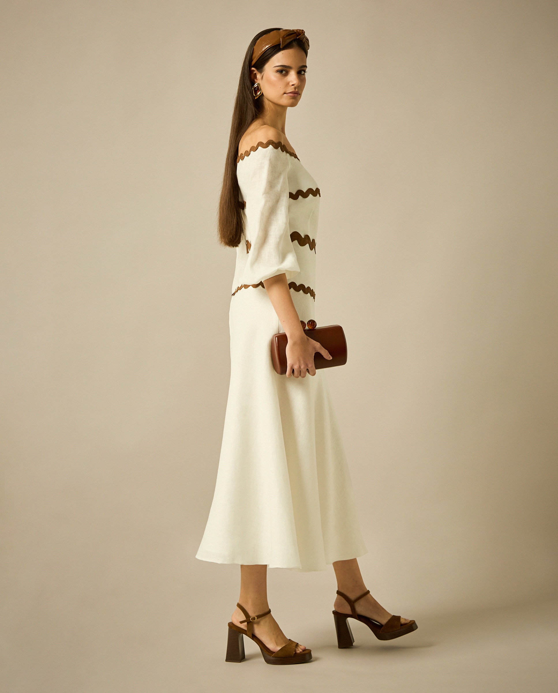 Vestido com Decote Bardot e Mangas Camiseiras e Saia Midi Ao Viés Cru-3