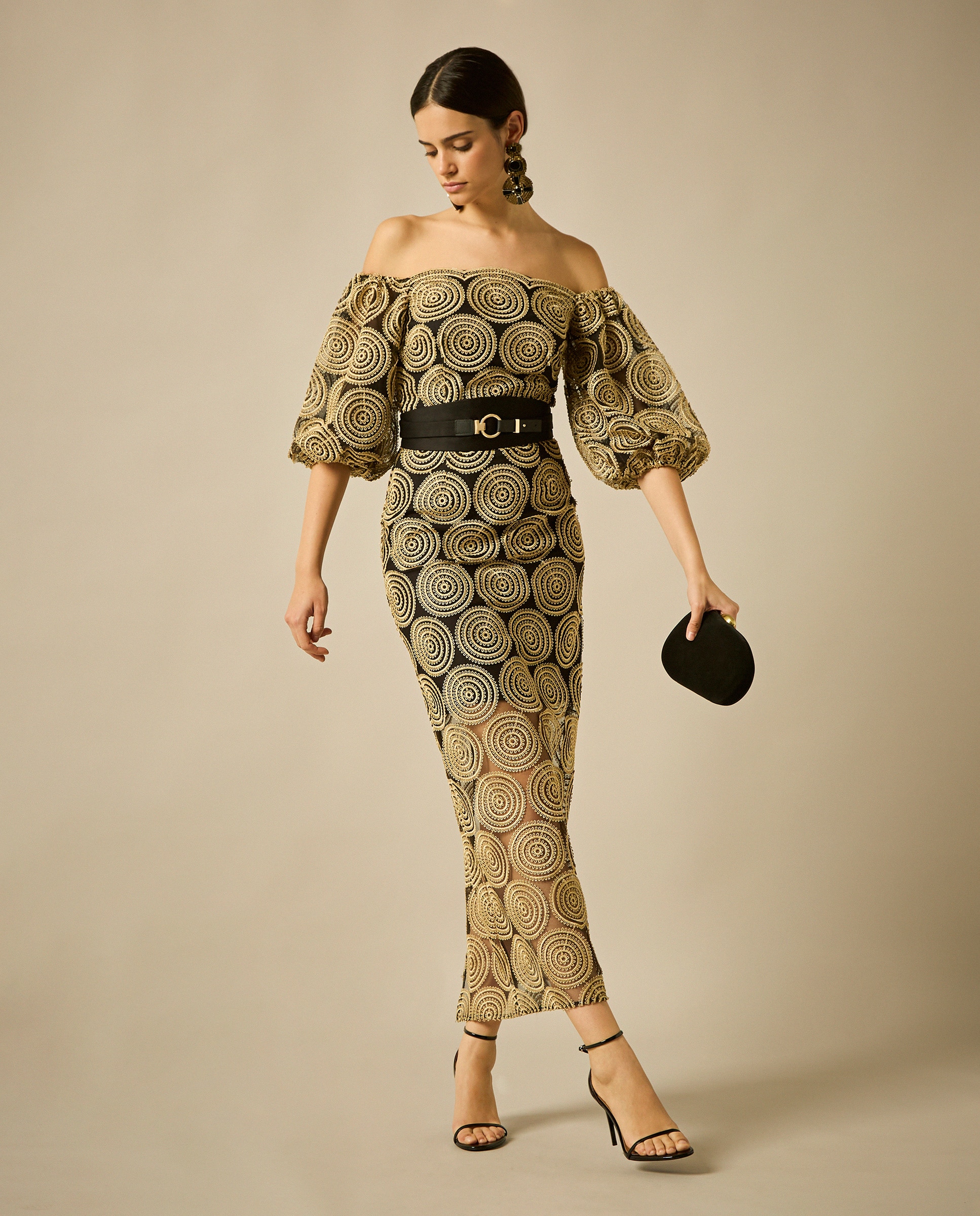 Imagem 0 de Vestido Midi com Decote Bardot e Manga Globo e Cinto em Preto com Fivela Dourada