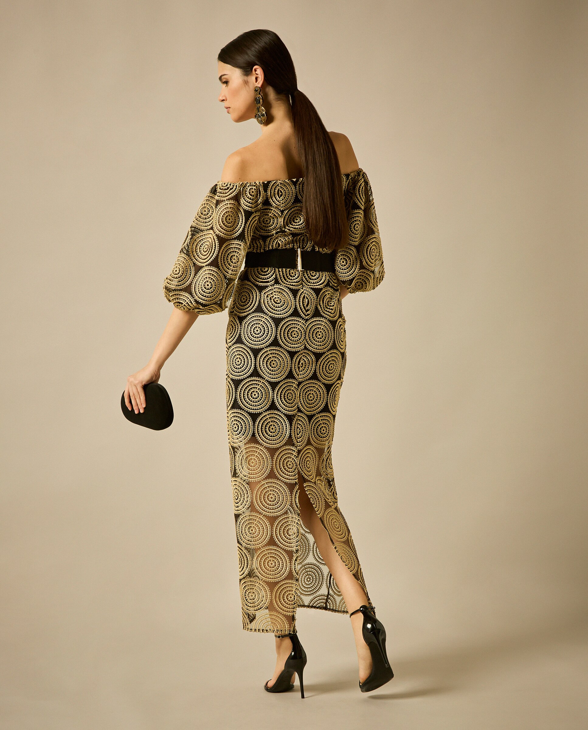 Vestido Midi com Decote Bardot e Manga Globo e Cinto em Preto com Fivela Dourada Ouro-2