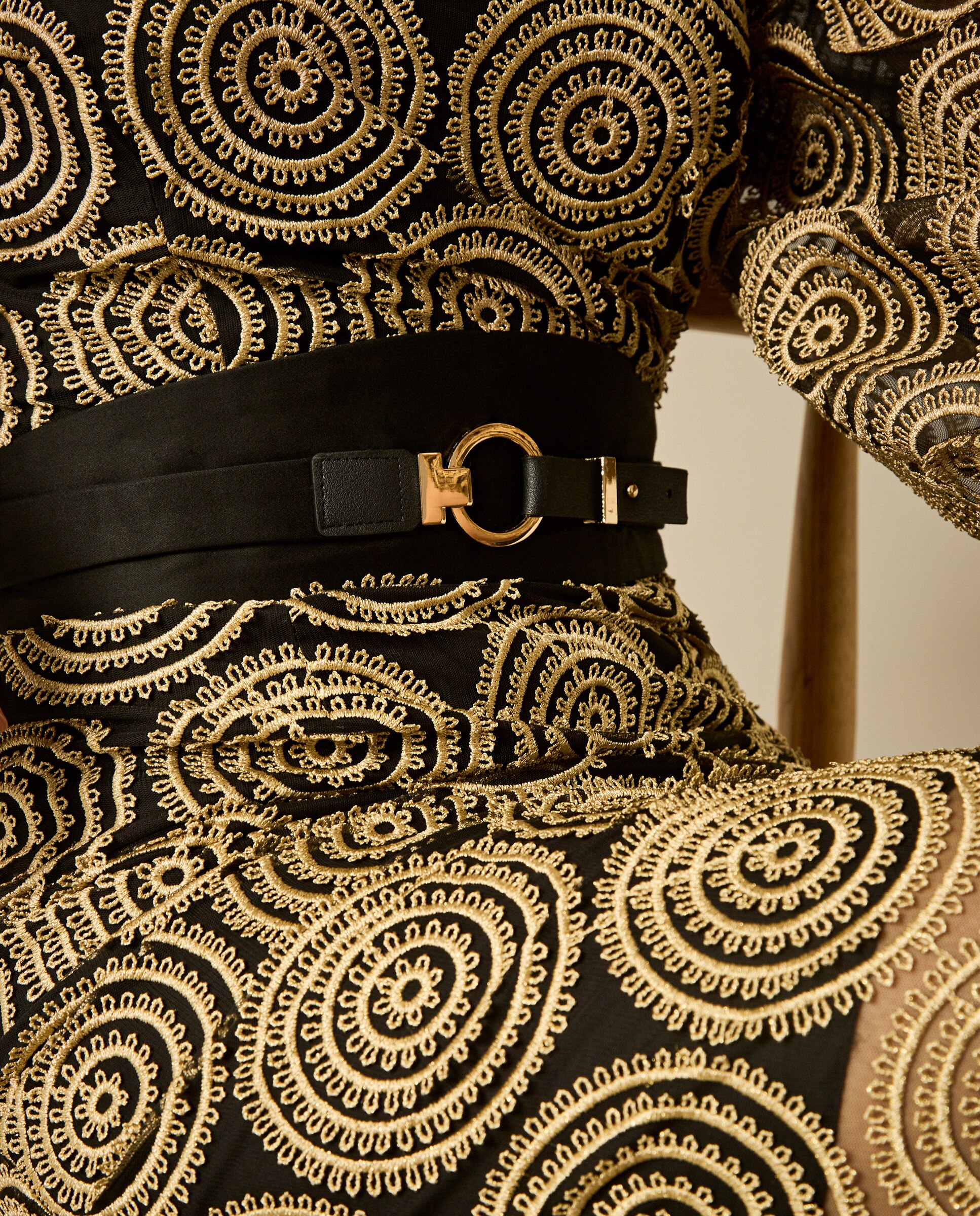 Vestido Midi com Decote Bardot e Manga Globo e Cinto em Preto com Fivela Dourada Ouro-3
