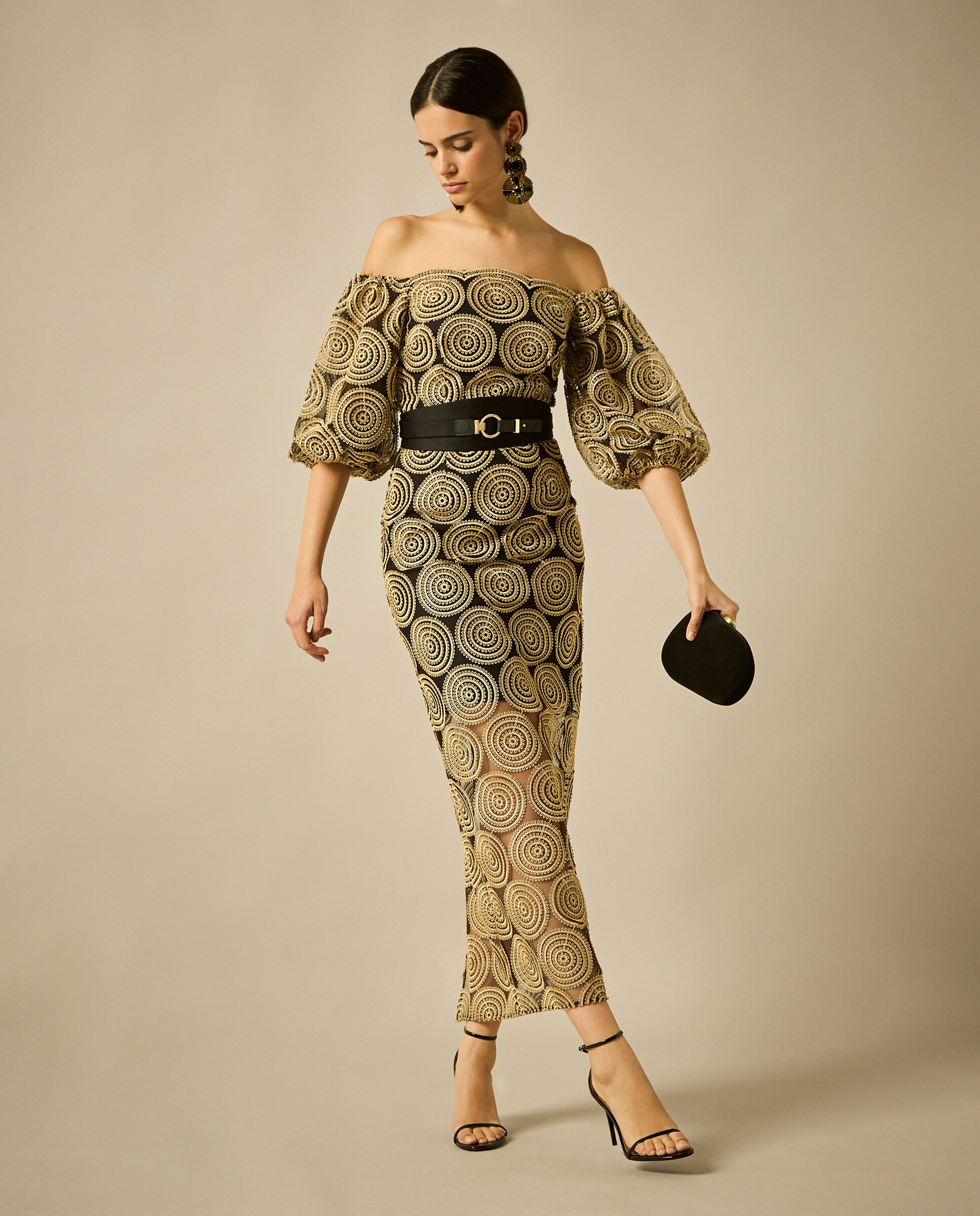 Vestido Midi com Decote Bardot e Manga Globo e Cinto em Preto com Fivela Dourada Ouro-1