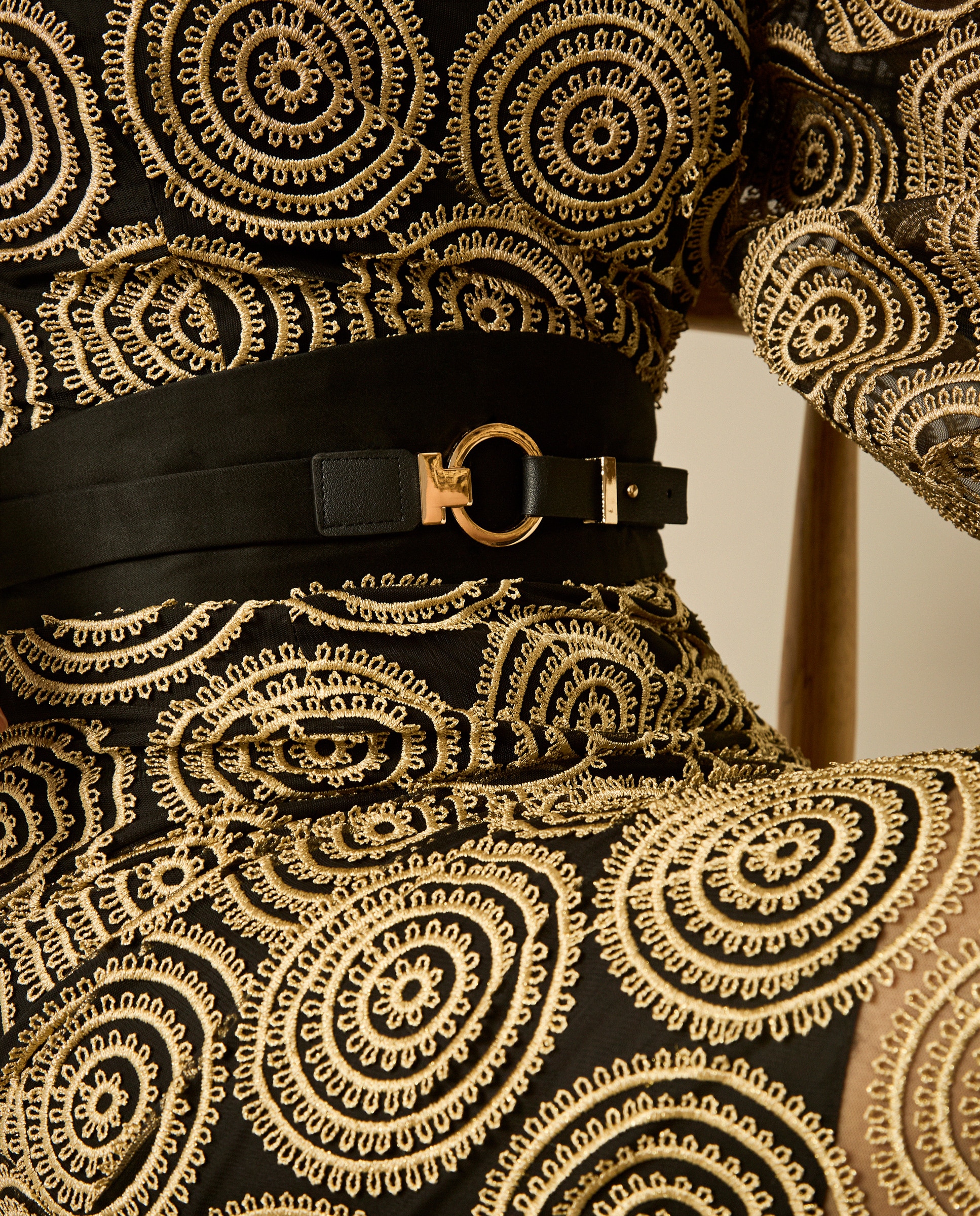 Vestido Midi com Decote Bardot e Manga Globo e Cinto em Preto com Fivela Dourada Ouro-3