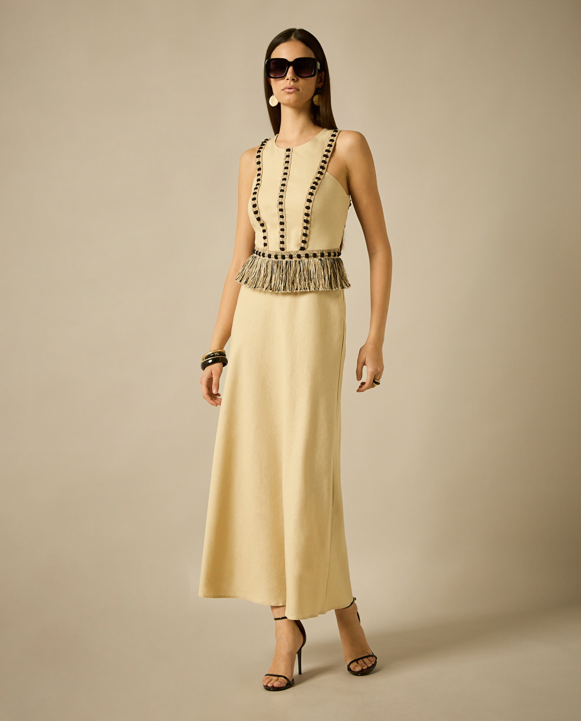 Imagem 0 de Vestido Midi com Passamanaria e Franjas na Cintura e Saia Ao Viés