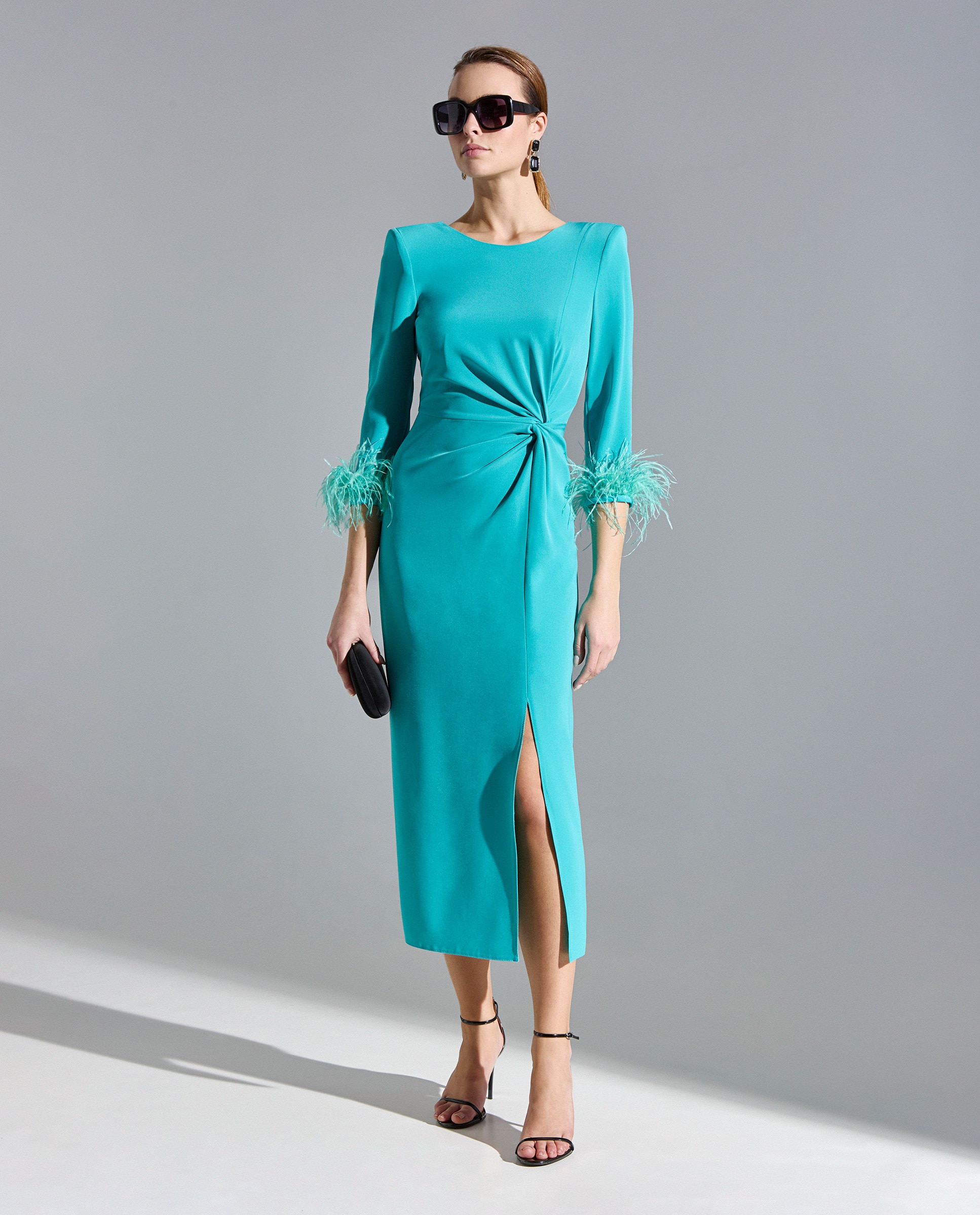 Imagem 0 de Vestido Midi com Punho de Plumas e Saia Reta e Abertura na Parte Frontal e com Decote Redondo e Ombreiras e Mangas 3/4