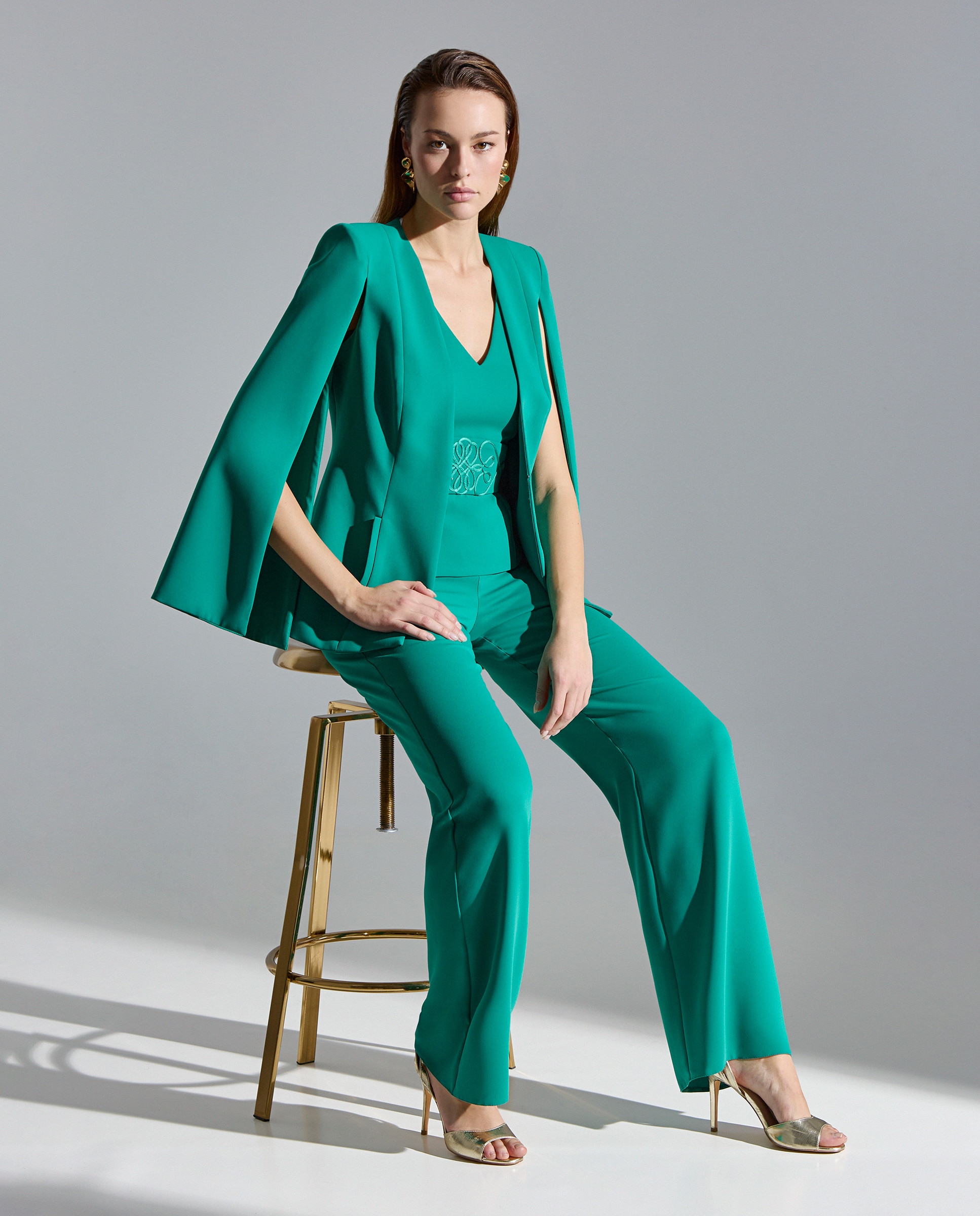 Calças Formais com Blazer Comprido com Mangas de Capa e Calças Retas e Top com Decote Verde-1