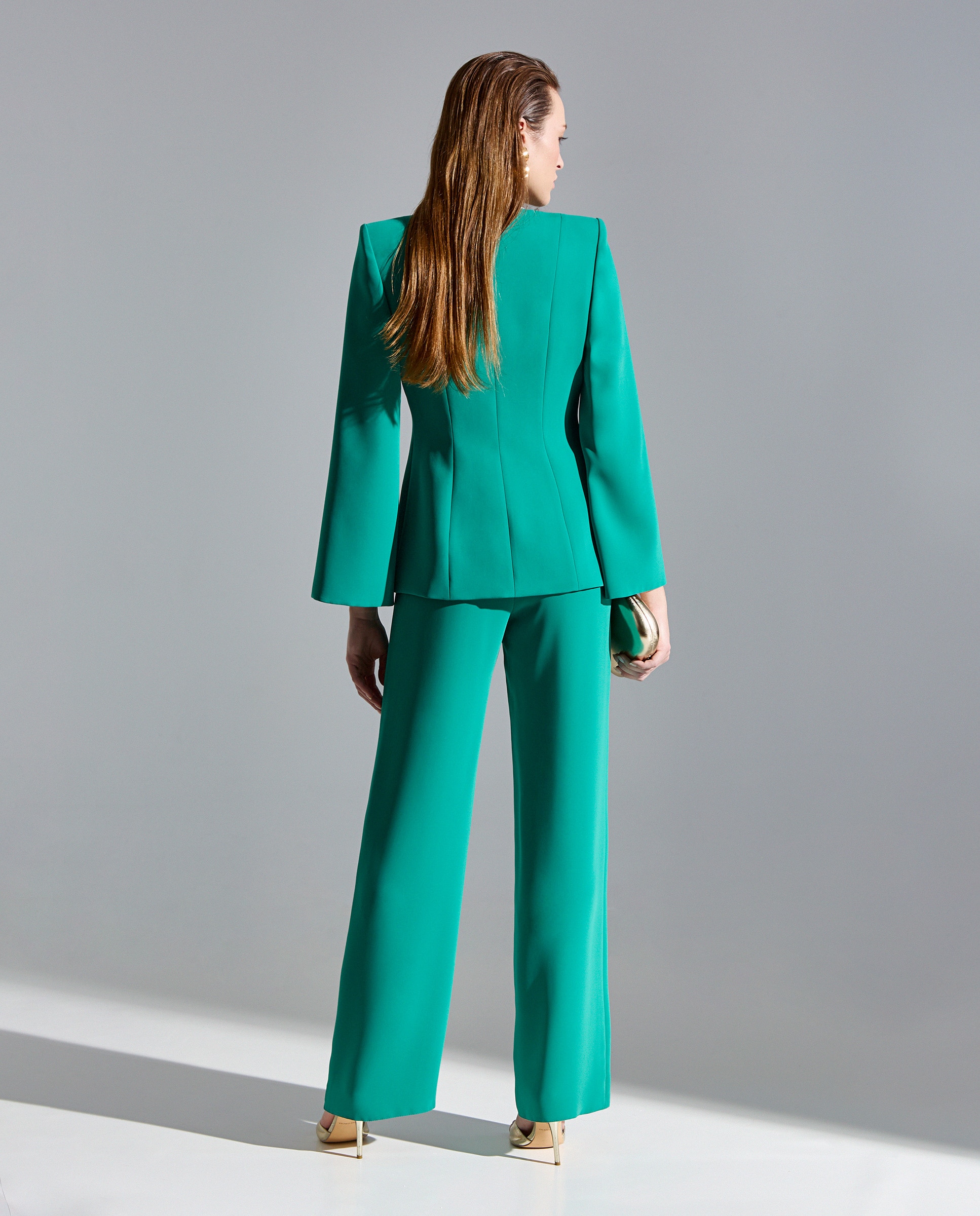 Calças Formais com Blazer Comprido com Mangas de Capa e Calças Retas e Top com Decote Verde-2