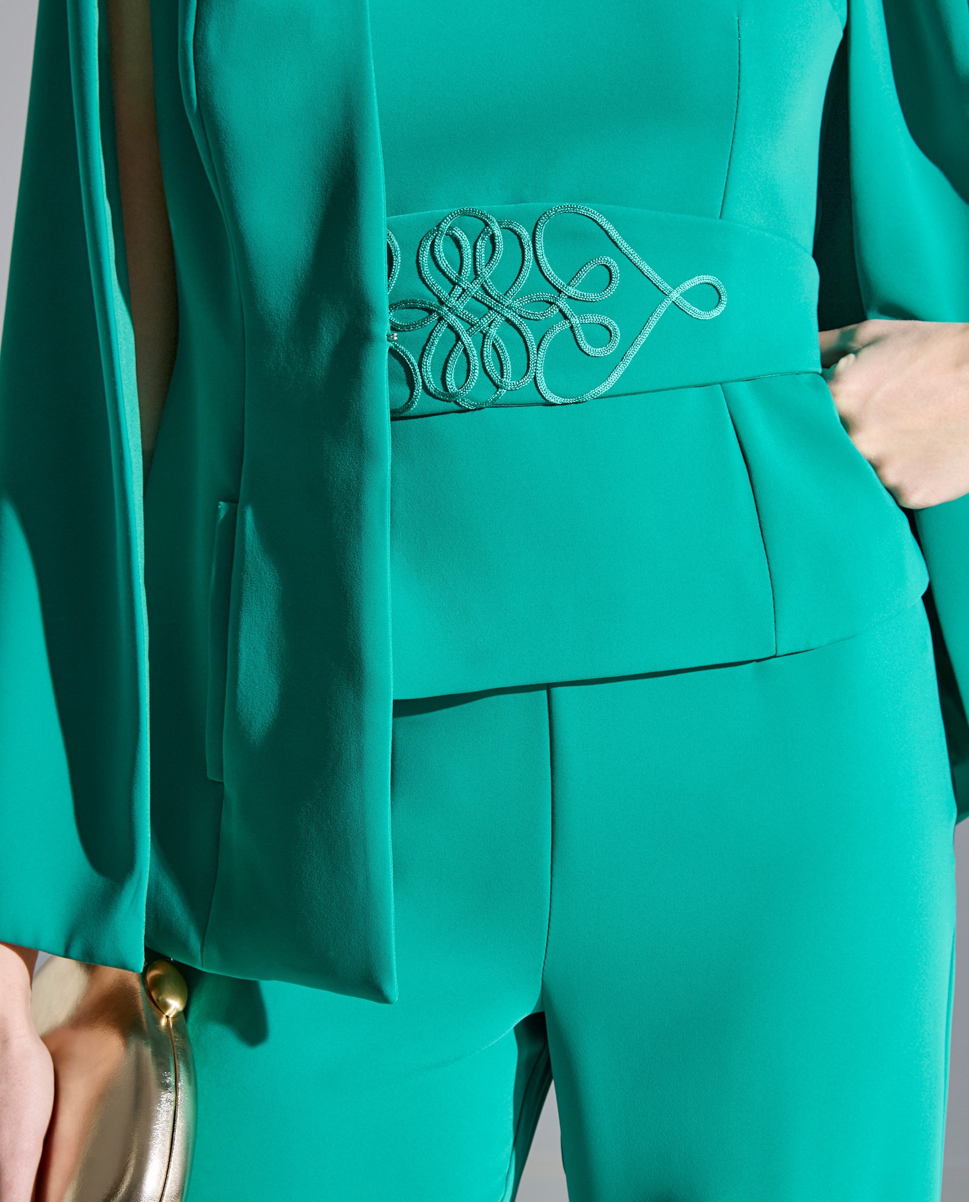 Calças Formais com Blazer Comprido com Mangas de Capa e Calças Retas e Top com Decote Verde-3