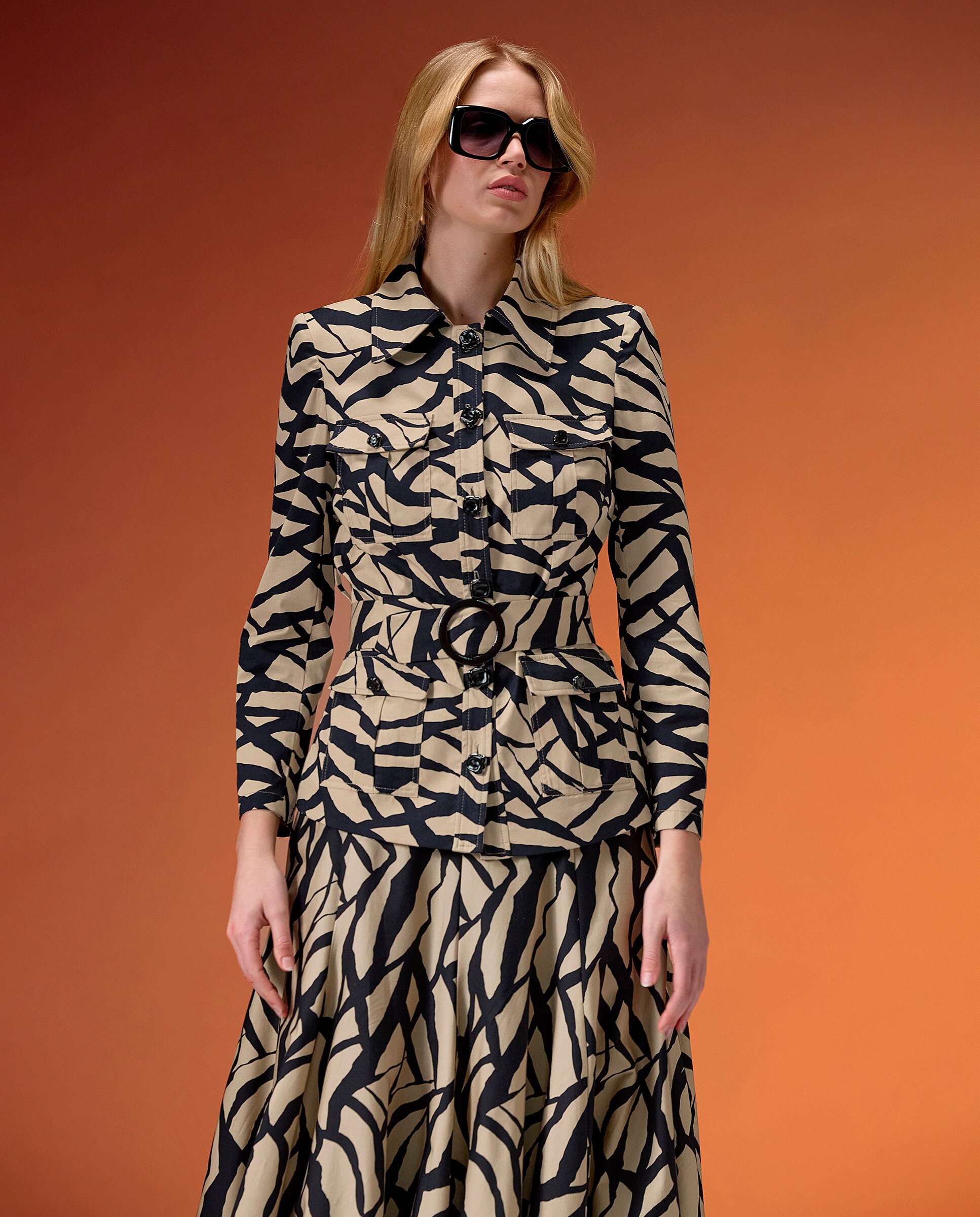Imagem 0 de Blusa Estampada Bicolor em Preto e Marfim