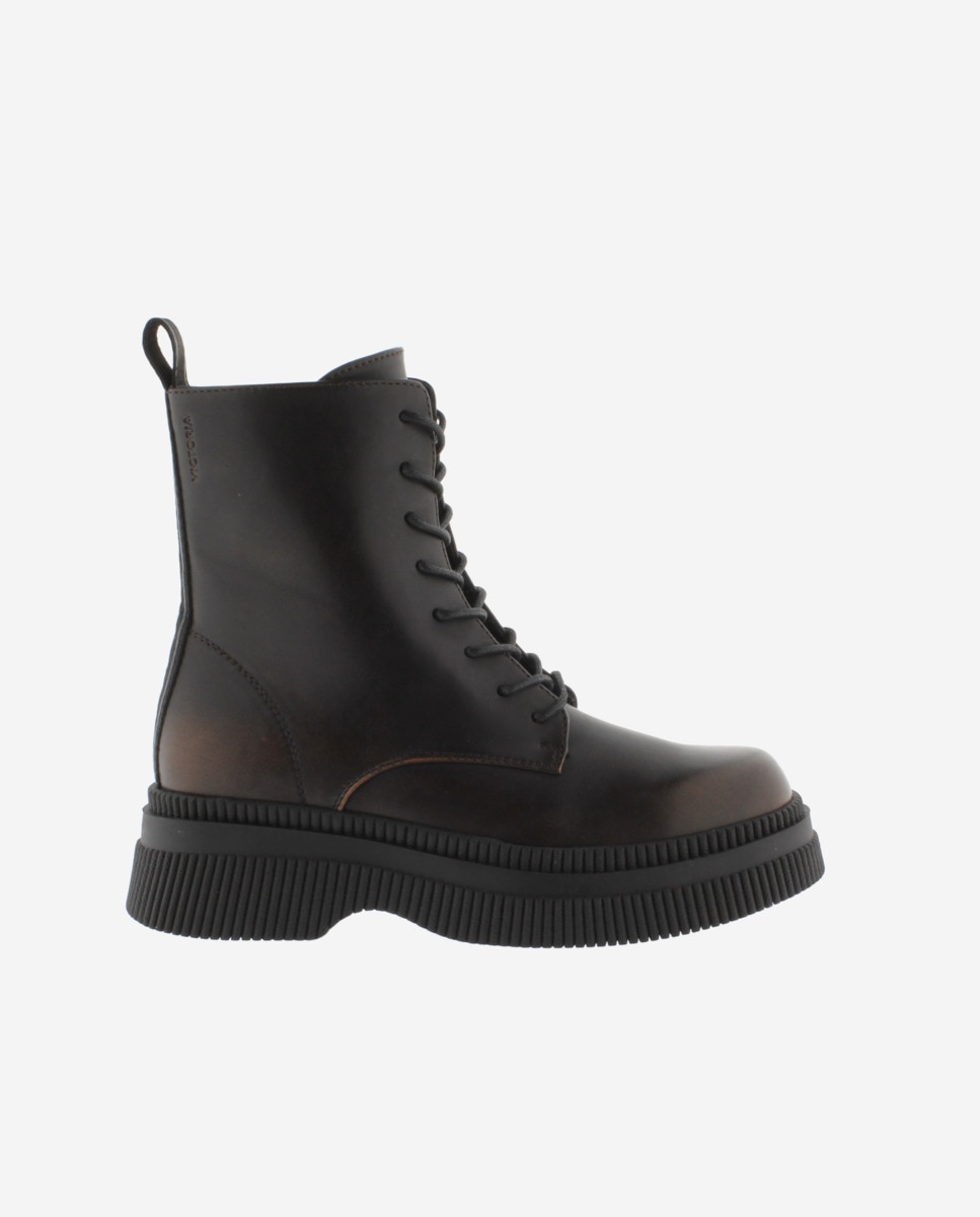 Imagem 0 de Botas em Preto Monocromo com Sola Grossa e Puxador Posterior
