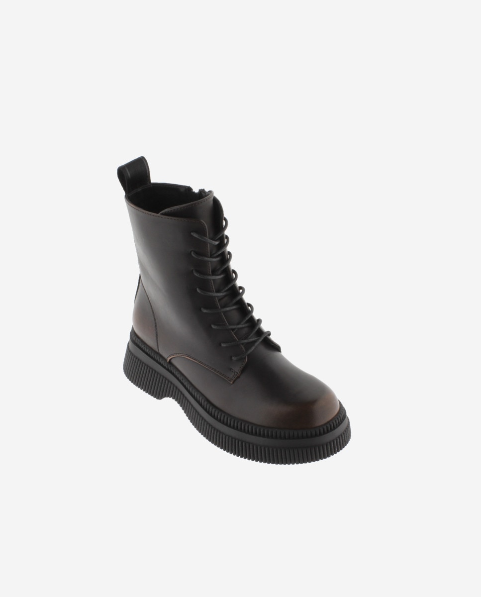 Botas em Preto Monocromo com Sola Grossa e Puxador Posterior Preto-2