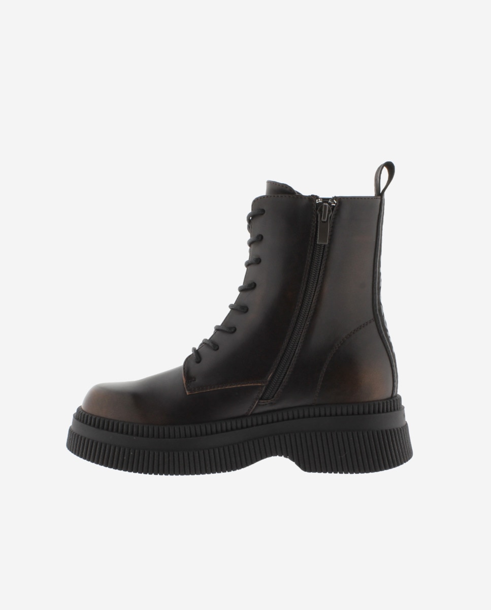 Botas em Preto Monocromo com Sola Grossa e Puxador Posterior Preto-3