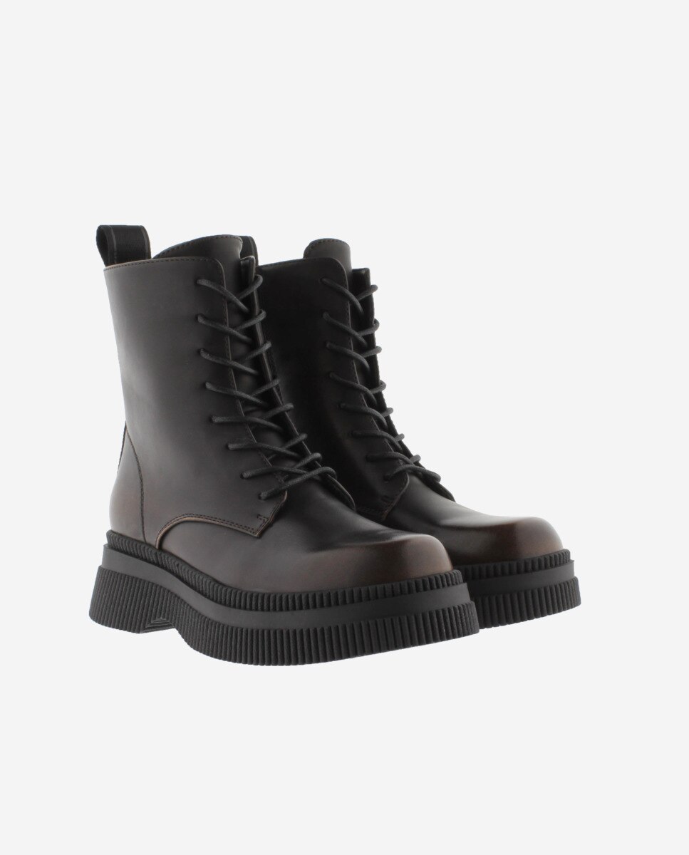 Botas em Preto Monocromo com Sola Grossa e Puxador Posterior Preto-5