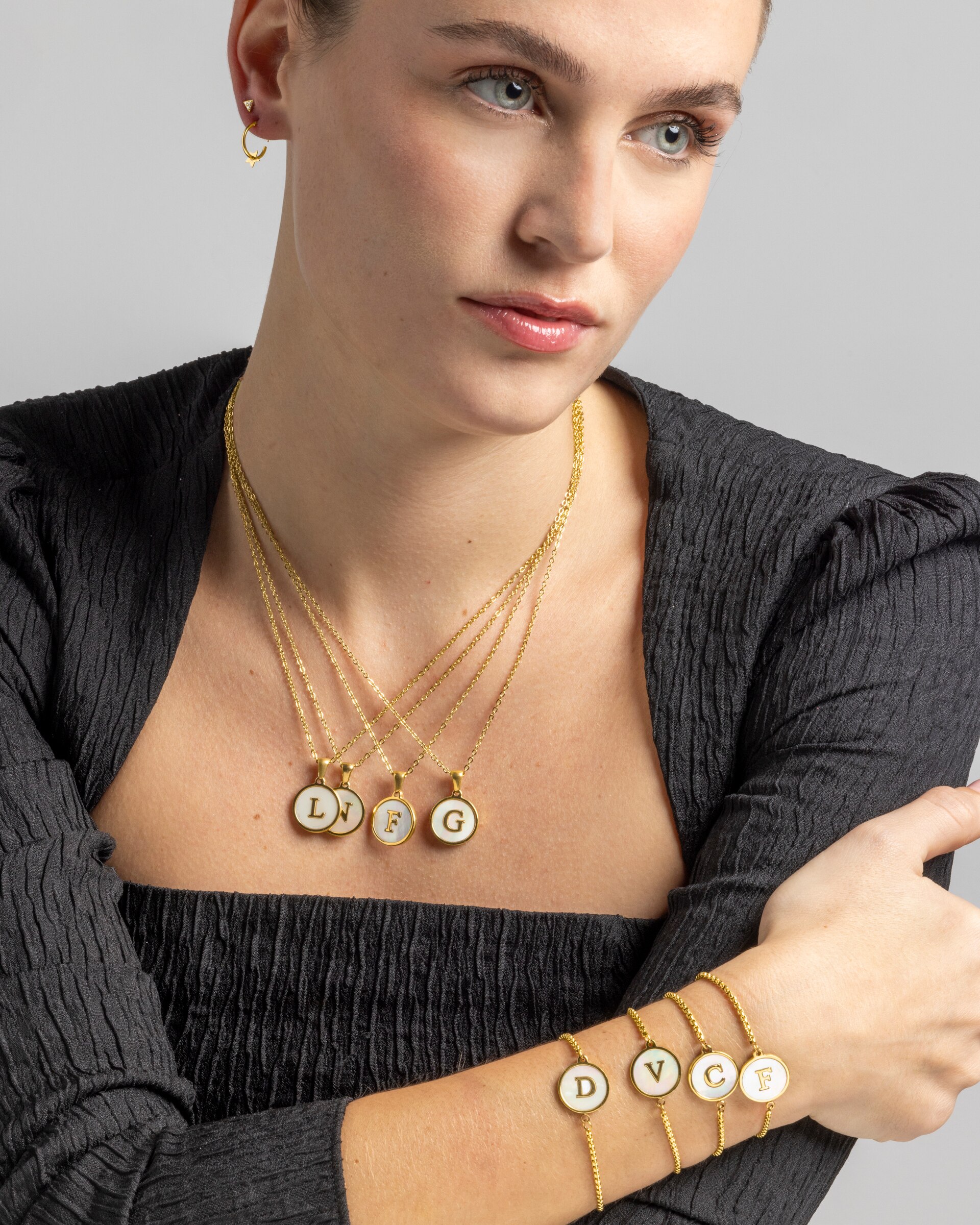 Pulseira com Charms Letras Acabada em Ouro de 18 Quilates com Madrepérola Branca Ouro-2