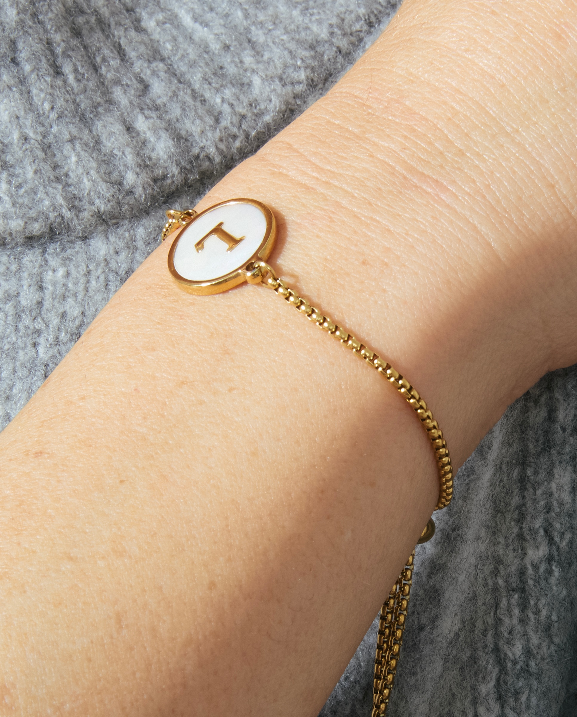 Pulseira com Charms Letras Acabada em Ouro de 18 Quilates com Madrepérola Branca Ouro-4