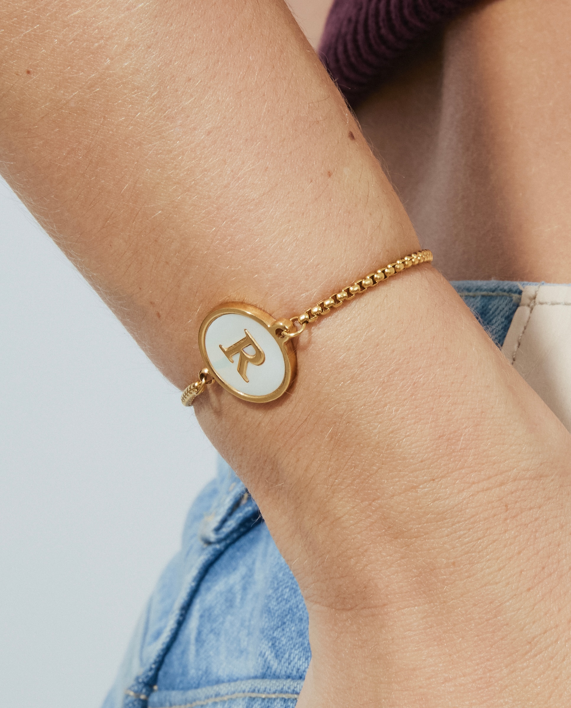 Pulseira de Corrente Letras Acabada em Ouro de 18 Quilates com Madrepérola Branca Ouro-3