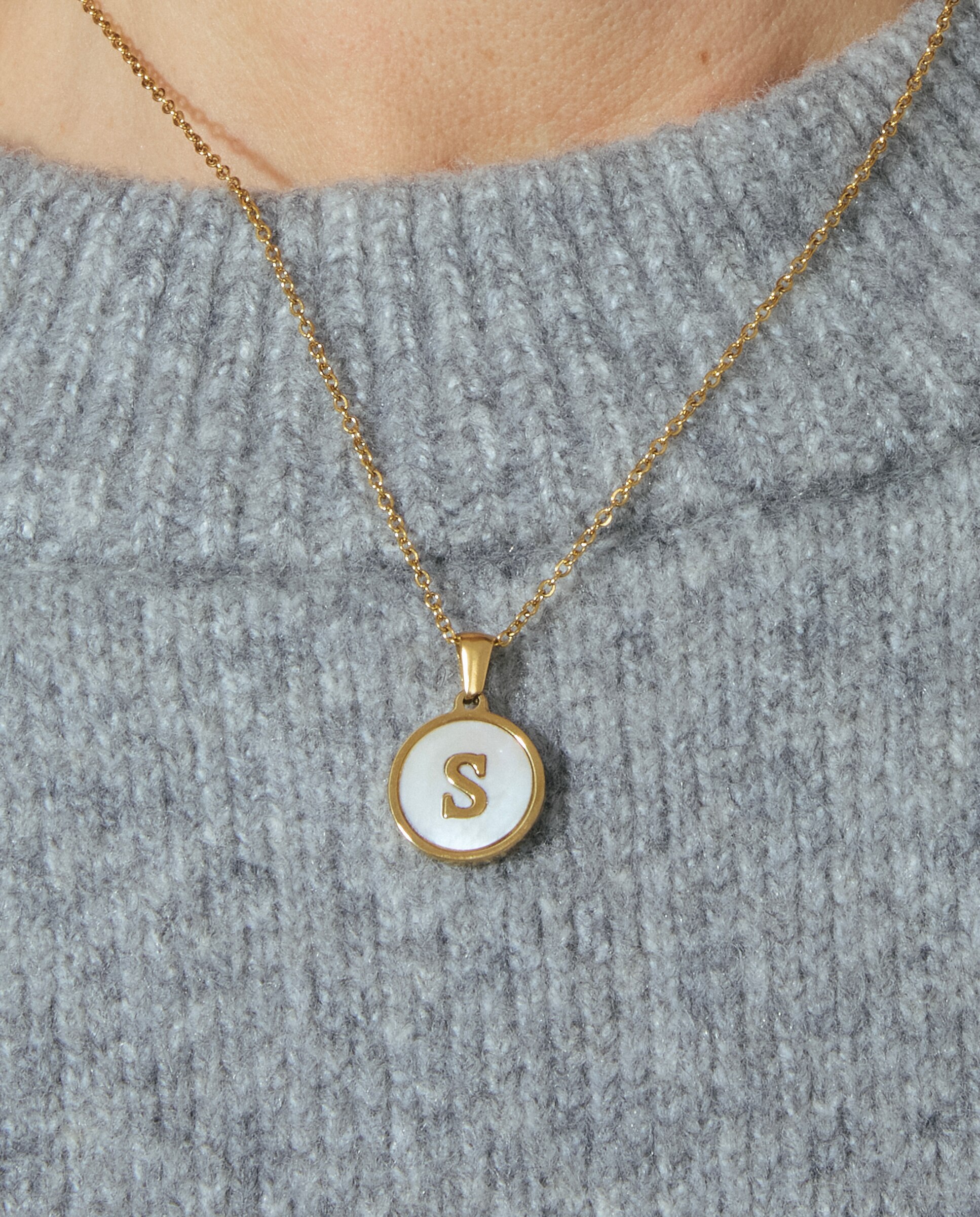 Colar de Aço Alphabet Acabado em Ouro de 18 Quilates com Madrepérola Branca Ouro-3