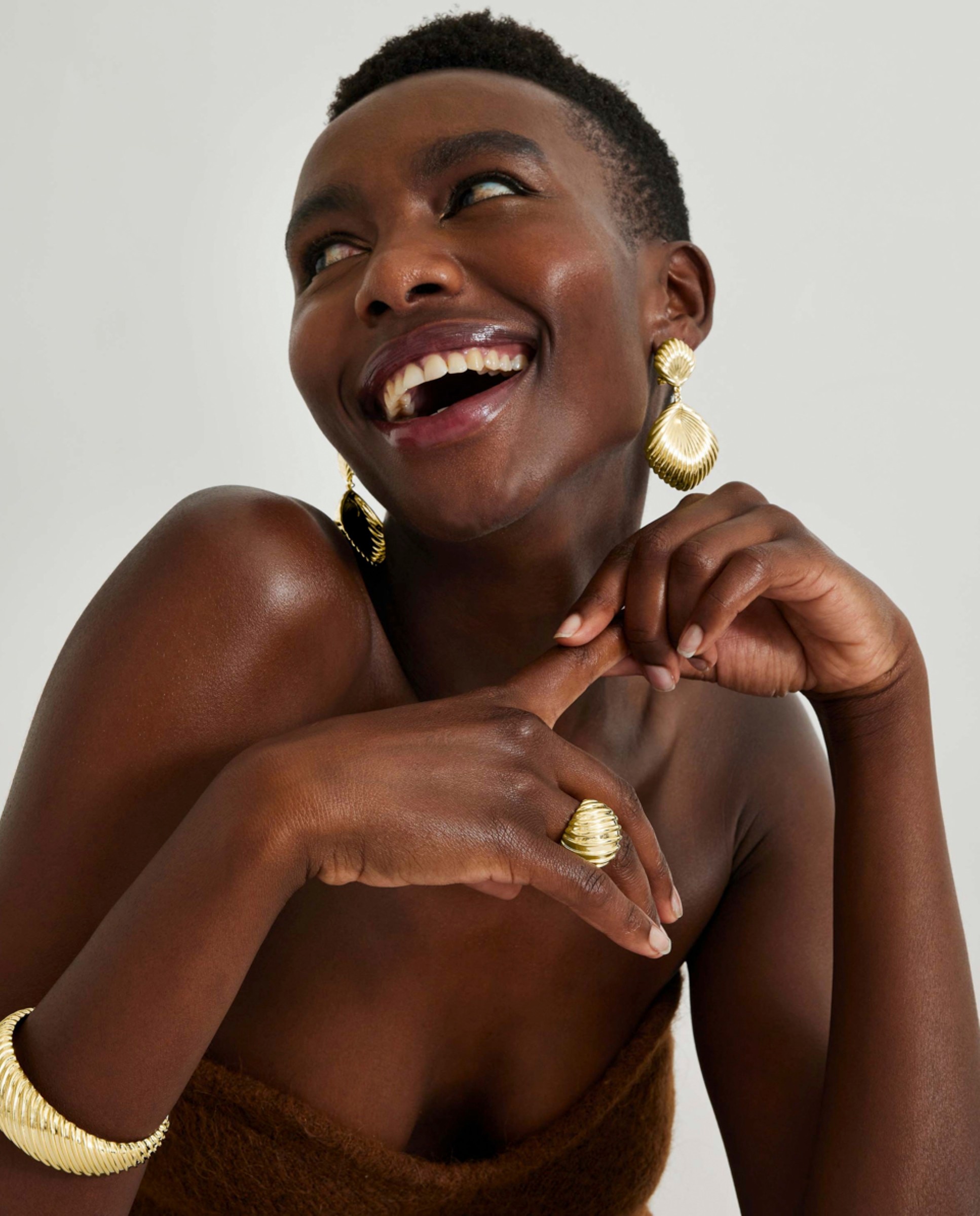 Brincos África com Acabamentos em Ouro Amarelo de 18 Quilates Dourado-2