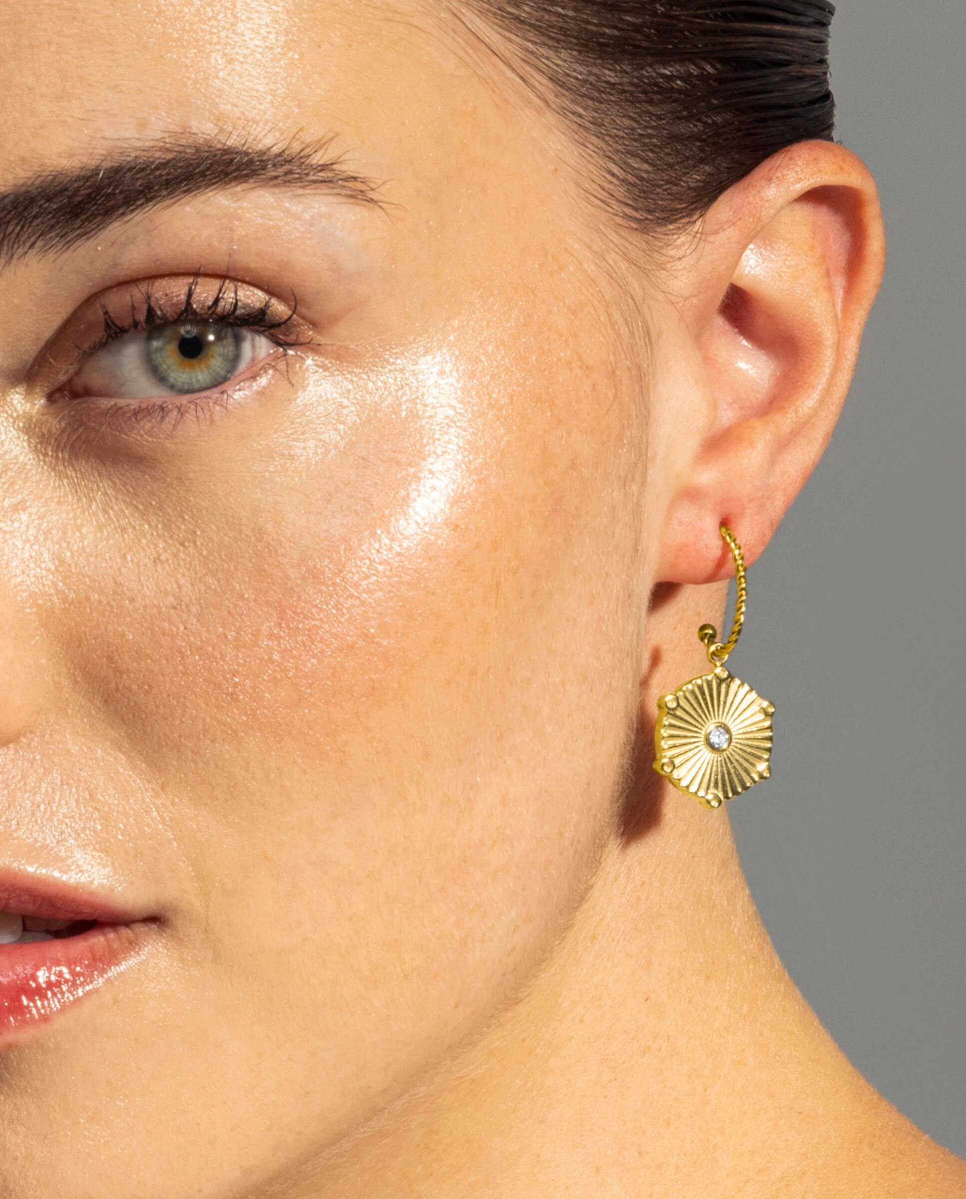 Brincos Basic de Aço com Acabamentos em Ouro Amarelo de 18 Quilates e Zirconita Brilhante Branco-3