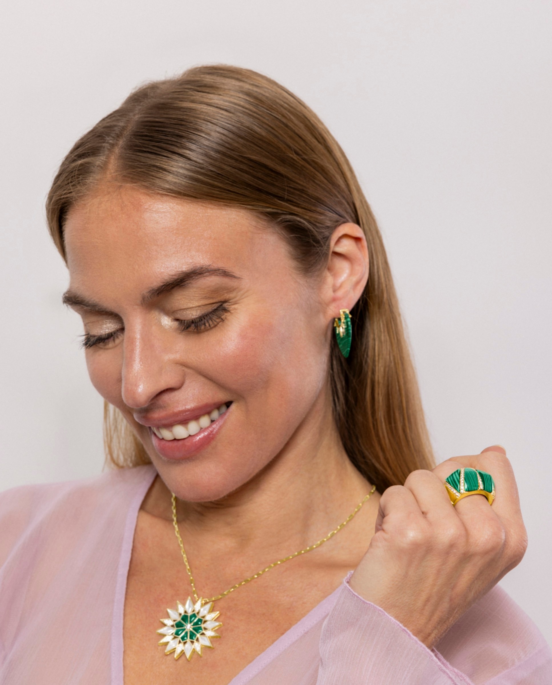 Anel Trendy de Prata de Lei 925 com Acabamento em Ouro de 18 Quilates e Malaquita Verde-2