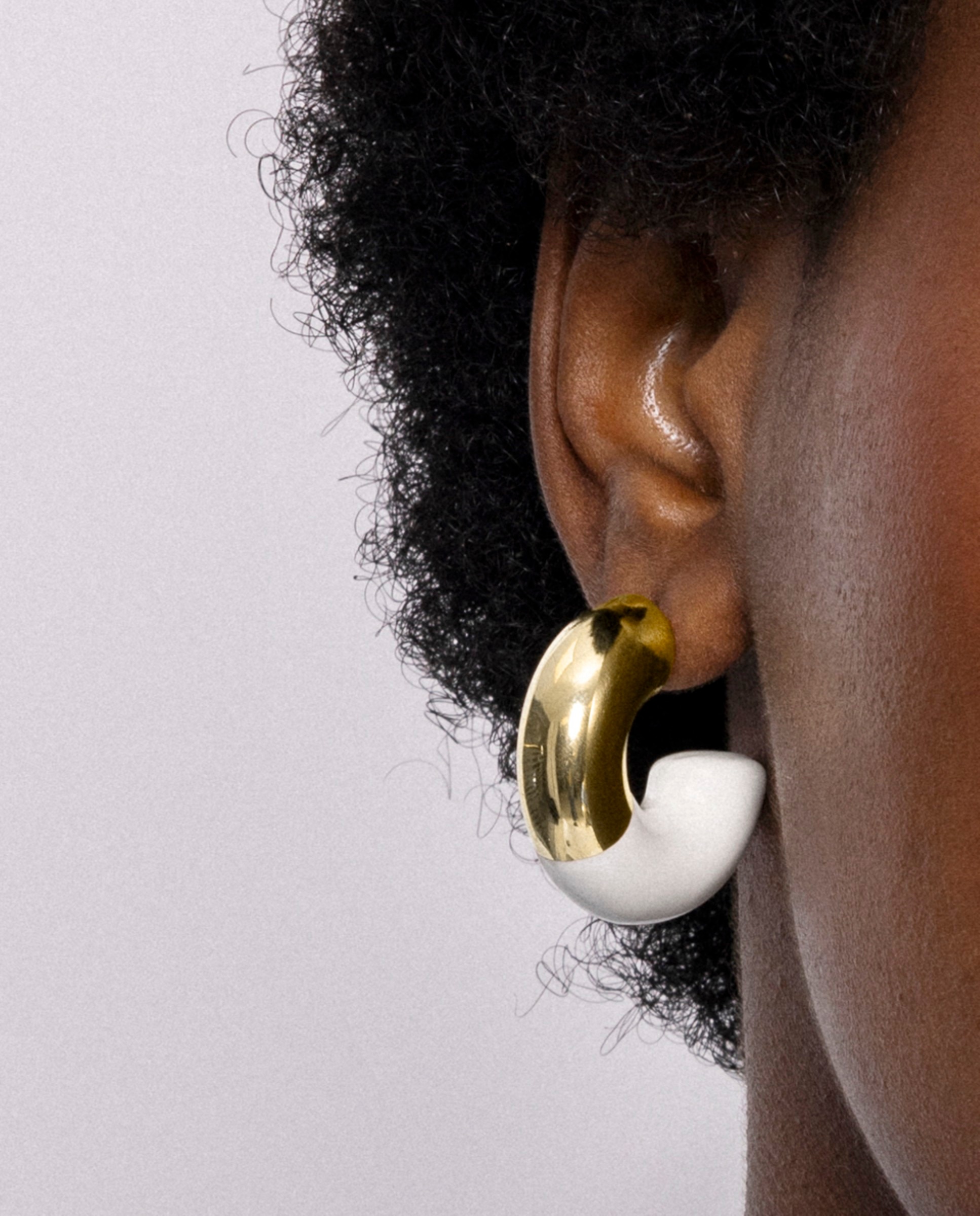Brincos África com Acabamentos em Ouro Amarelo de 18 Quilates Branco-3