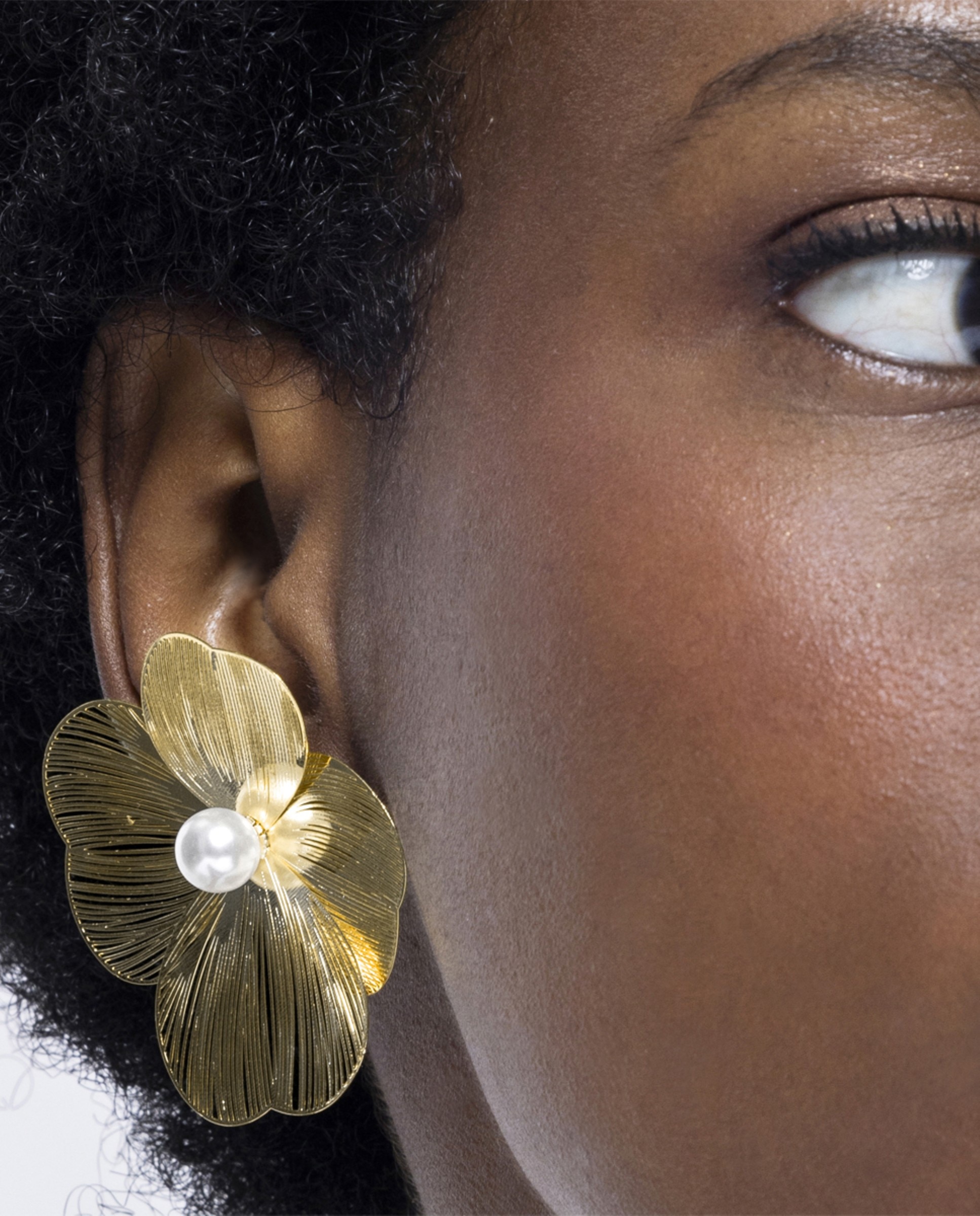 Brincos África com Acabamento em Ouro Amarelo de 18 Quilates com Pérola Branca Branco-3