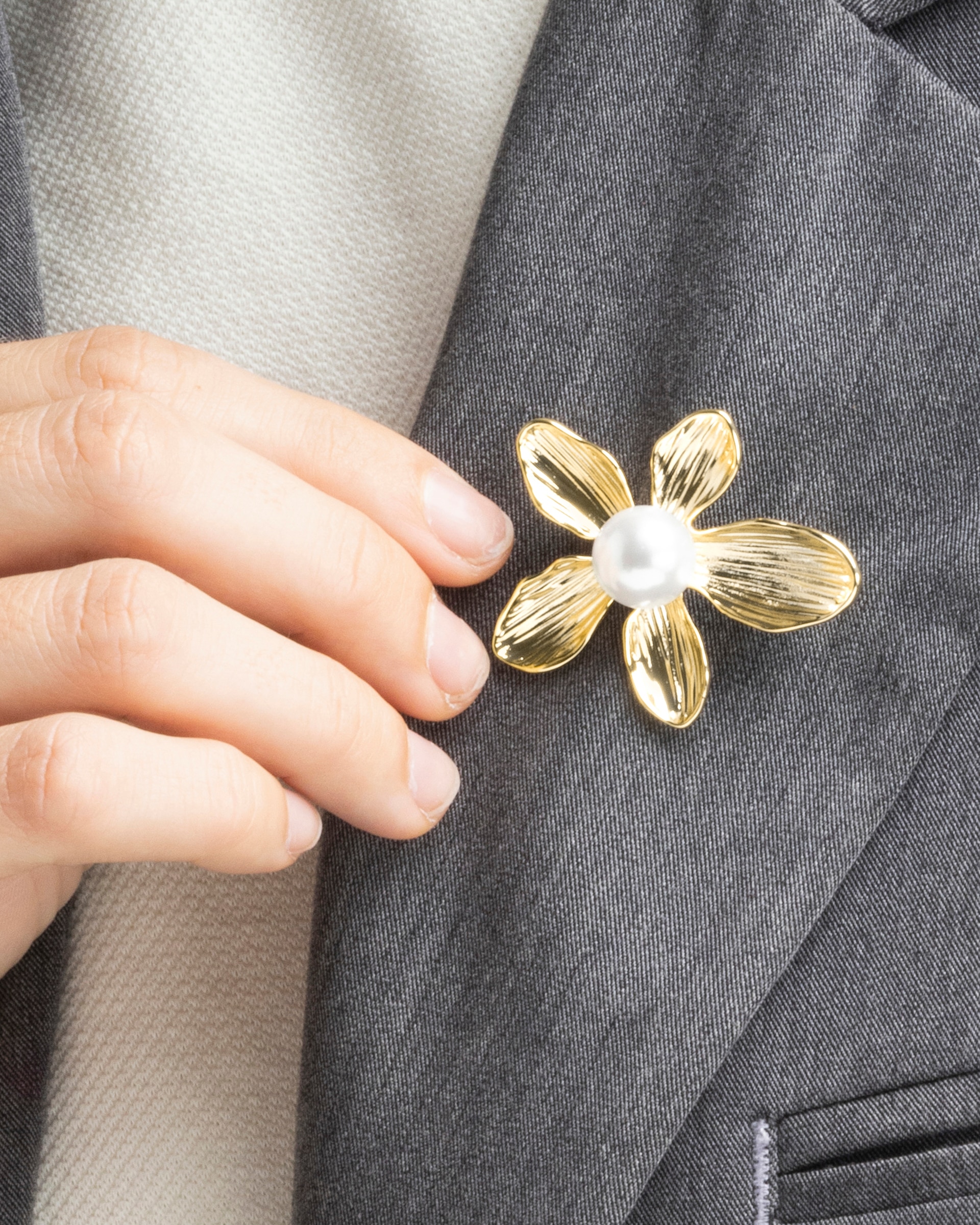 Broche África Acabado em Ouro Amarelo de 18 Quilates com Pérola Branca Dourado-3