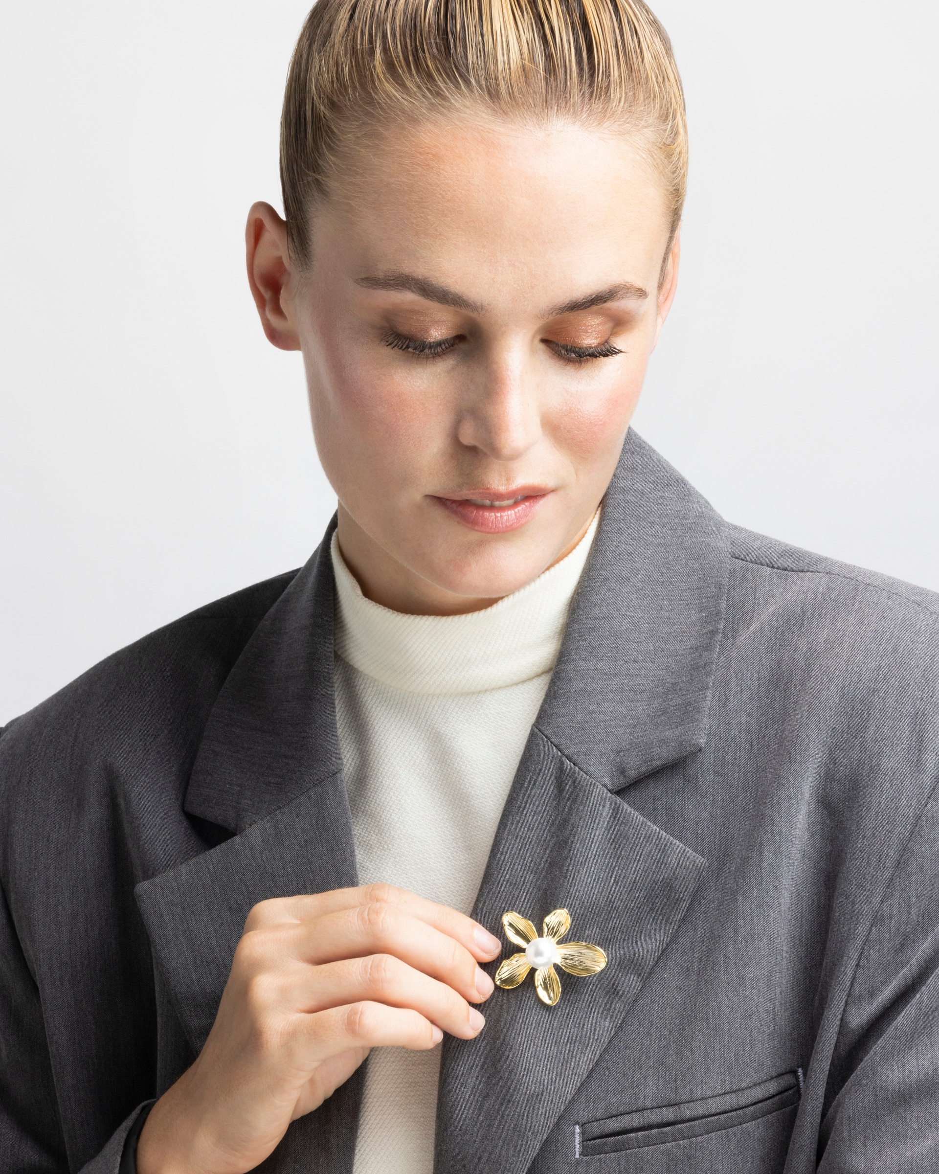Broche África Acabado em Ouro Amarelo de 18 Quilates com Pérola Branca Dourado-4