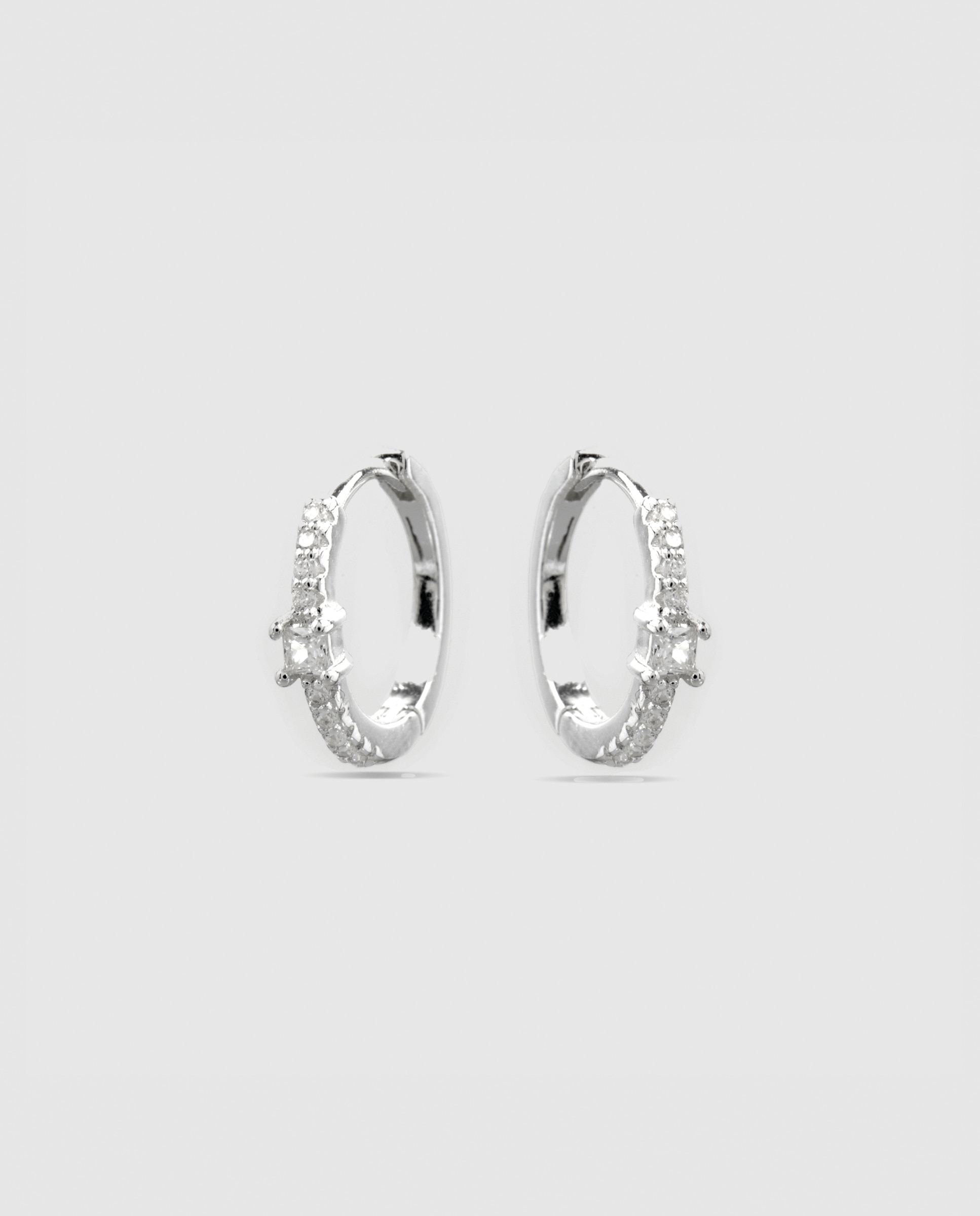 Brincos de Argola Essential África com Acabamentos em Ródio e Zirconita Brilhante Prata-4