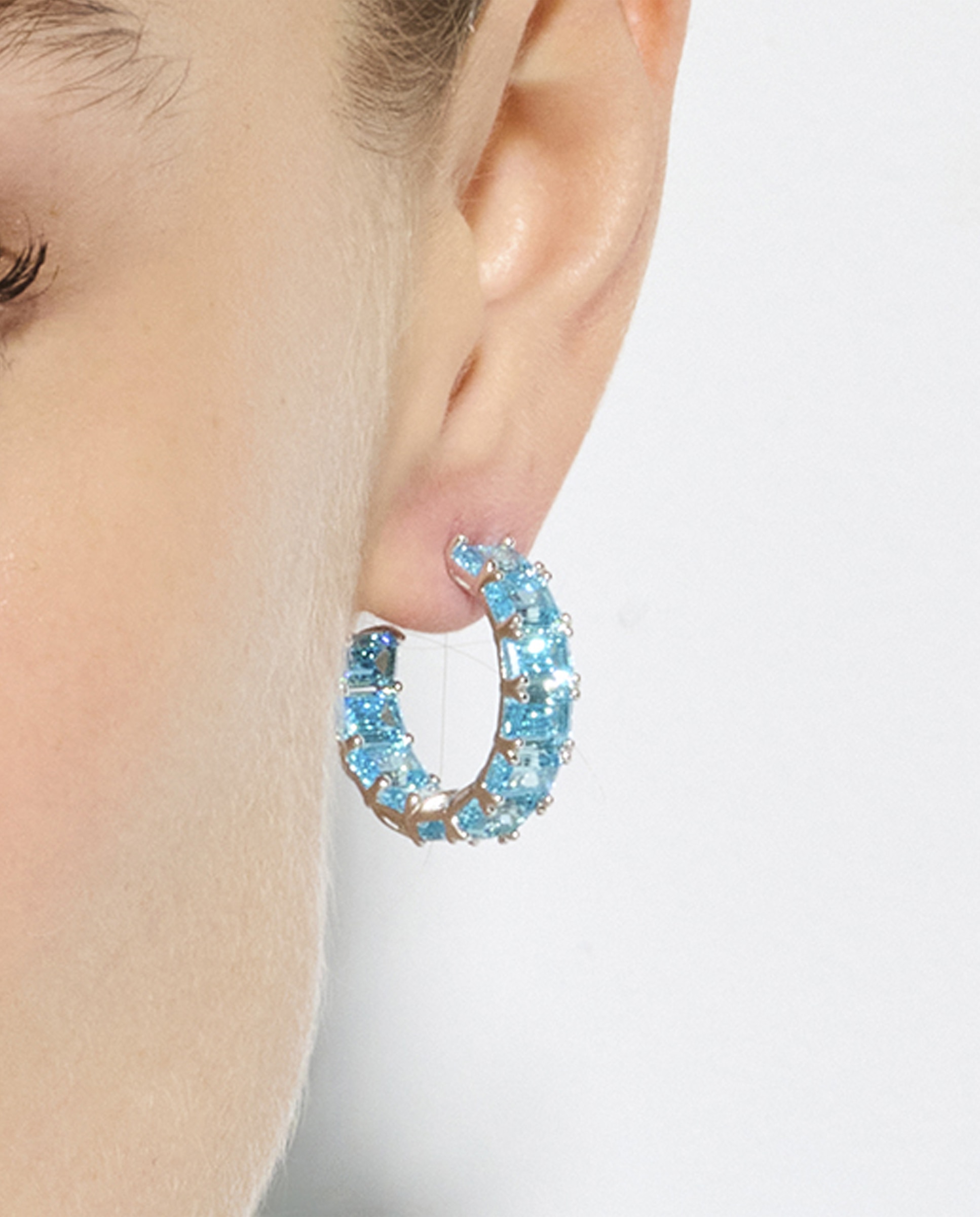 Brincos de Argola Atelier de Prata de Lei 925 com Acabamento em Ródio e Zirconita Topázio Azul Azul-celeste-4