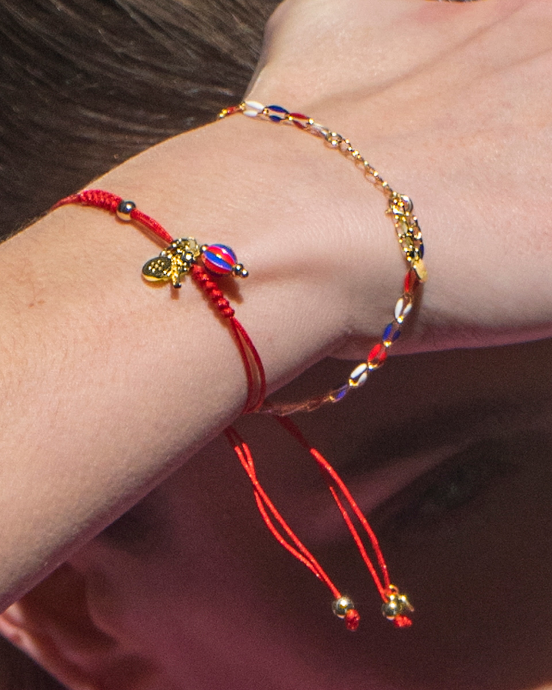 Pulseira Pide Un Deseo de Prata de Lei 925 com Charms Acabada em Ouro de 18 Quilates com Lacado Vermelho Ouro-4