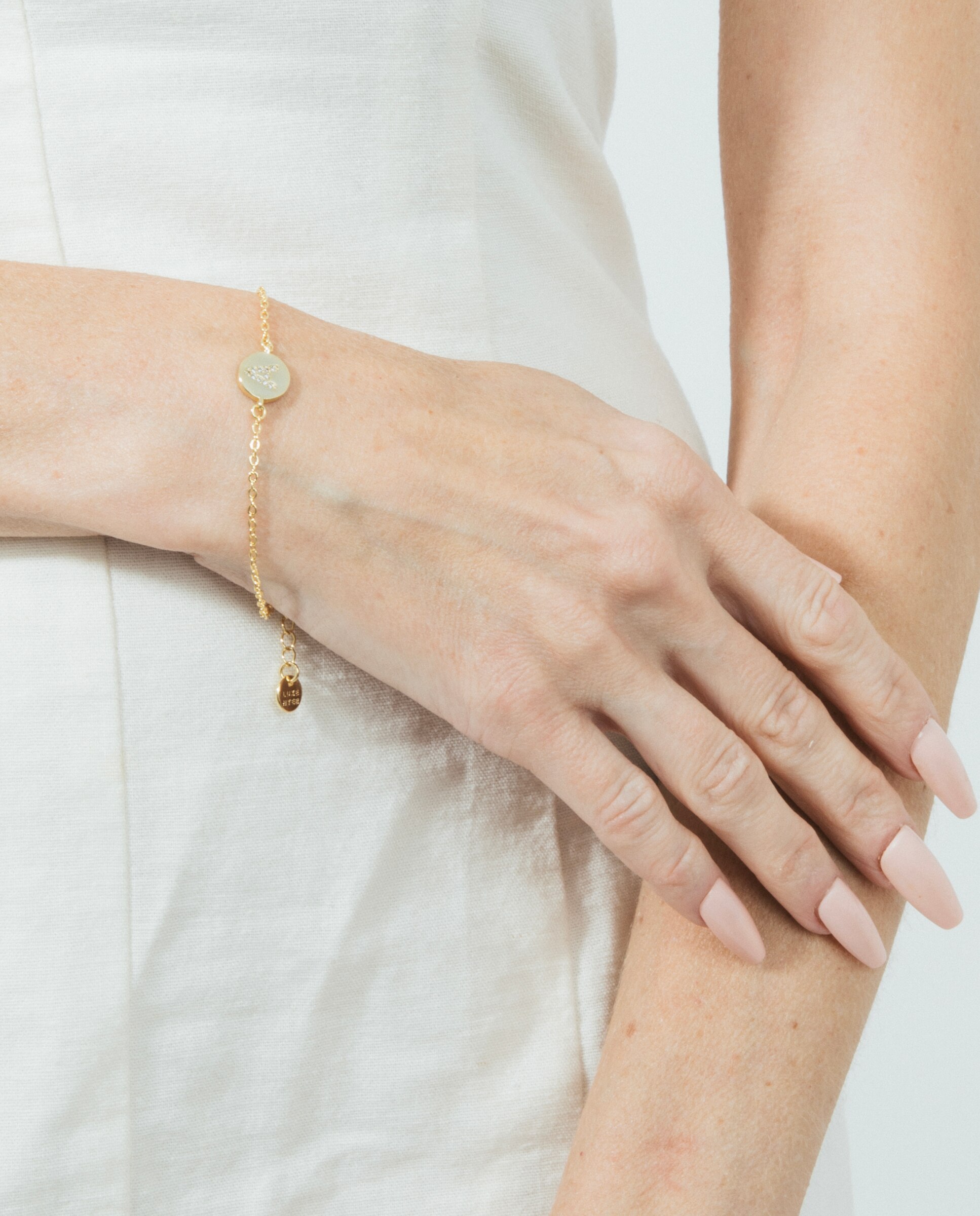 Pulseira de Corrente Personalizada Letras com Zirconita Brilhante Acabada em Ouro Amarelo de 18k - a Dourado-4